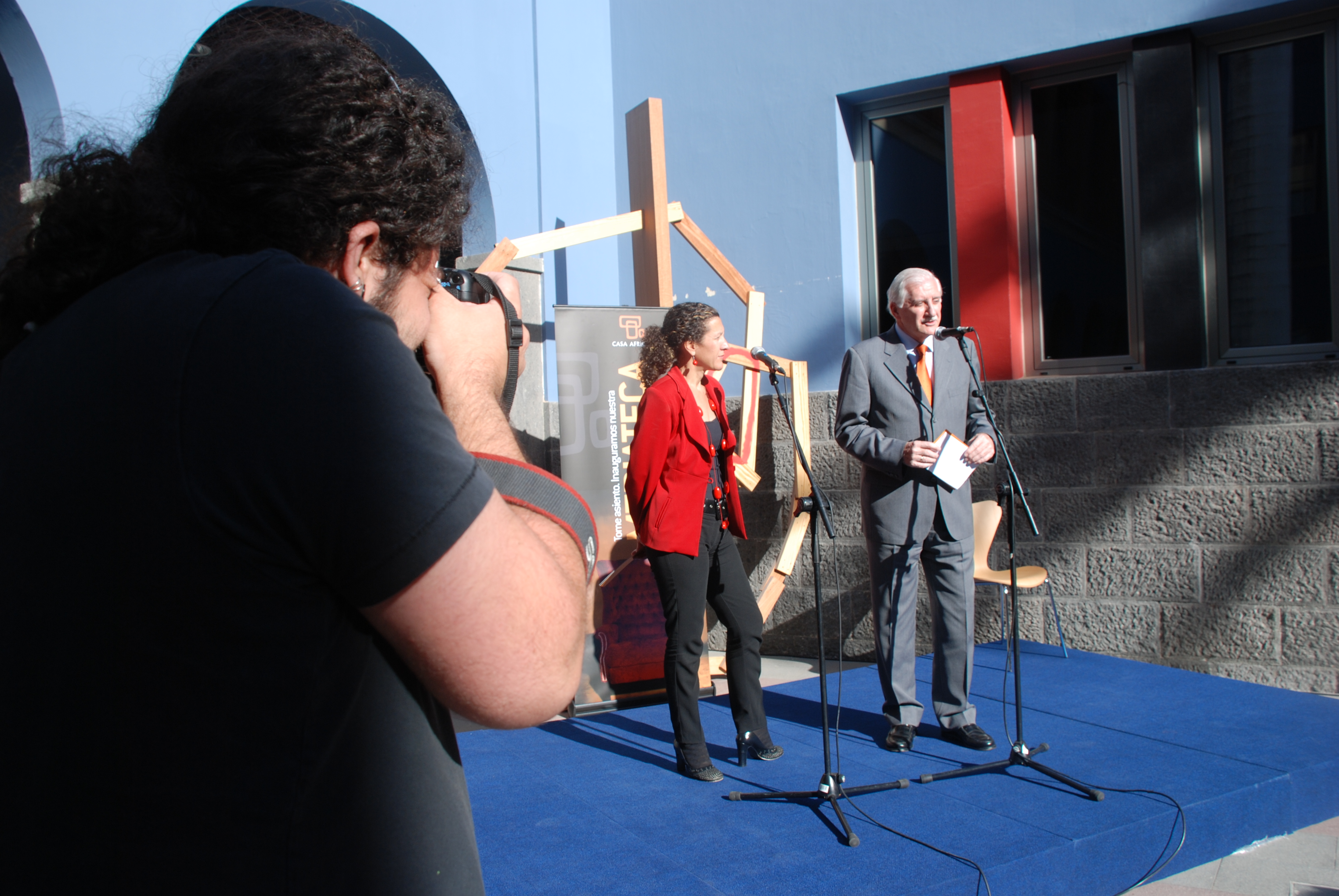 3. Acto inaugural: presenta D. Alfonso Ortiz -Director General de Casa África- y Dª Milagros Luis Brito -Consejera de Educación, Cultura, Universidades y Deportes del Gobierno de Canarias-