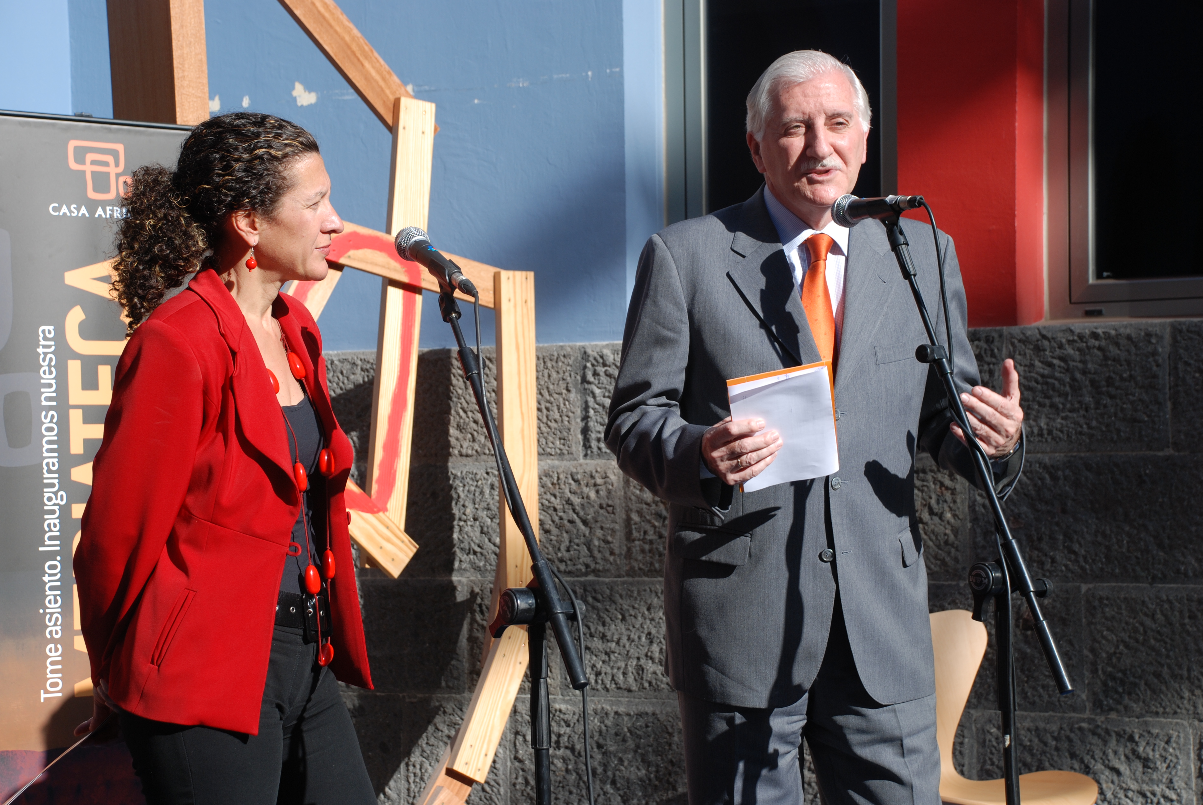 4. Acto inaugural: presenta D. Alfonso Ortiz -Director General de Casa África- y Dª Milagros Luis Brito -Consejera de Educación, Cultura, Universidades y Deportes del Gobierno de Canarias-