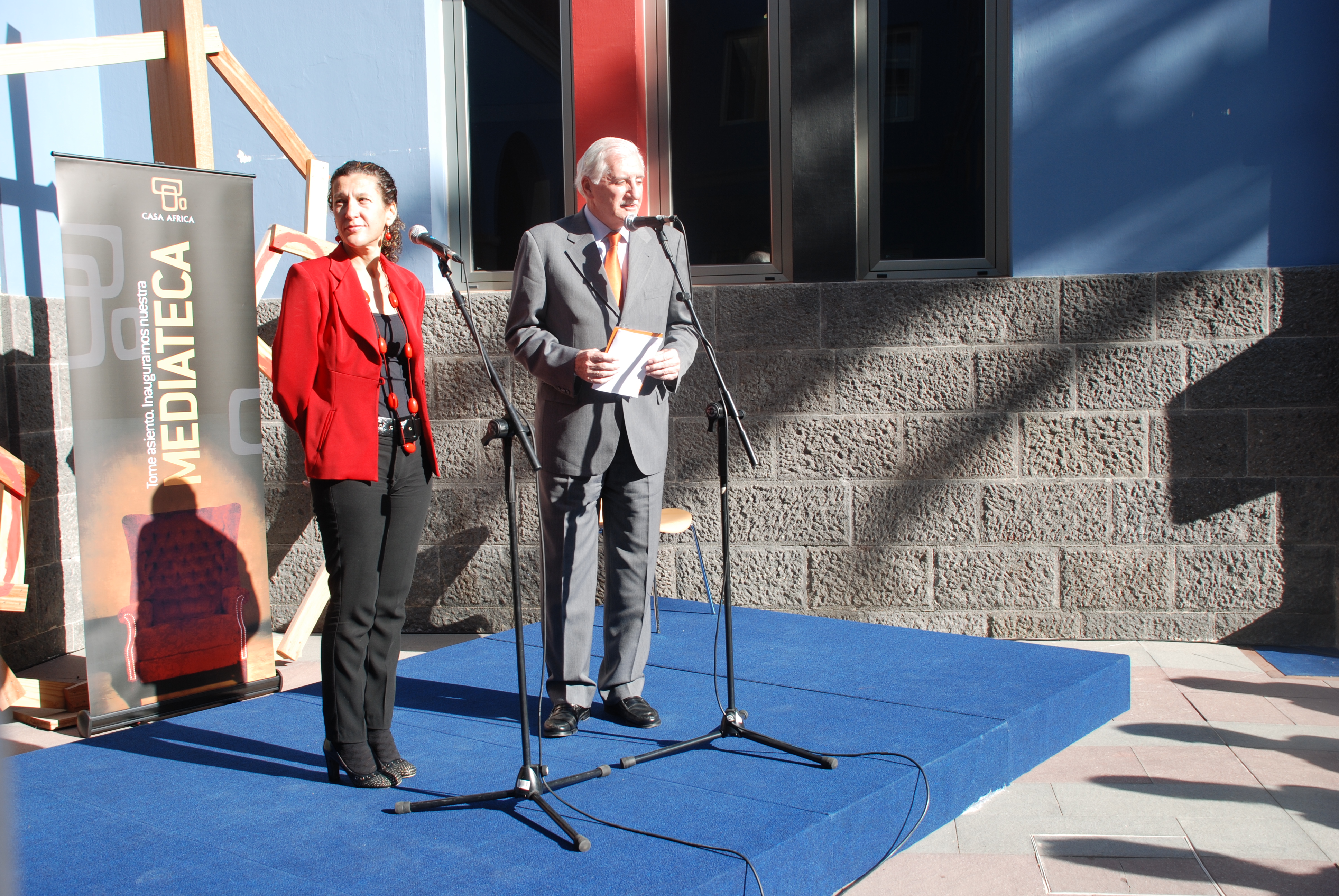 7. Acto inaugural: presenta D. Alfonso Ortiz -Director General de Casa África- y Dª Milagros Luis Brito -Consejera de Educación, Cultura, Universidades y Deportes del Gobierno de Canarias-