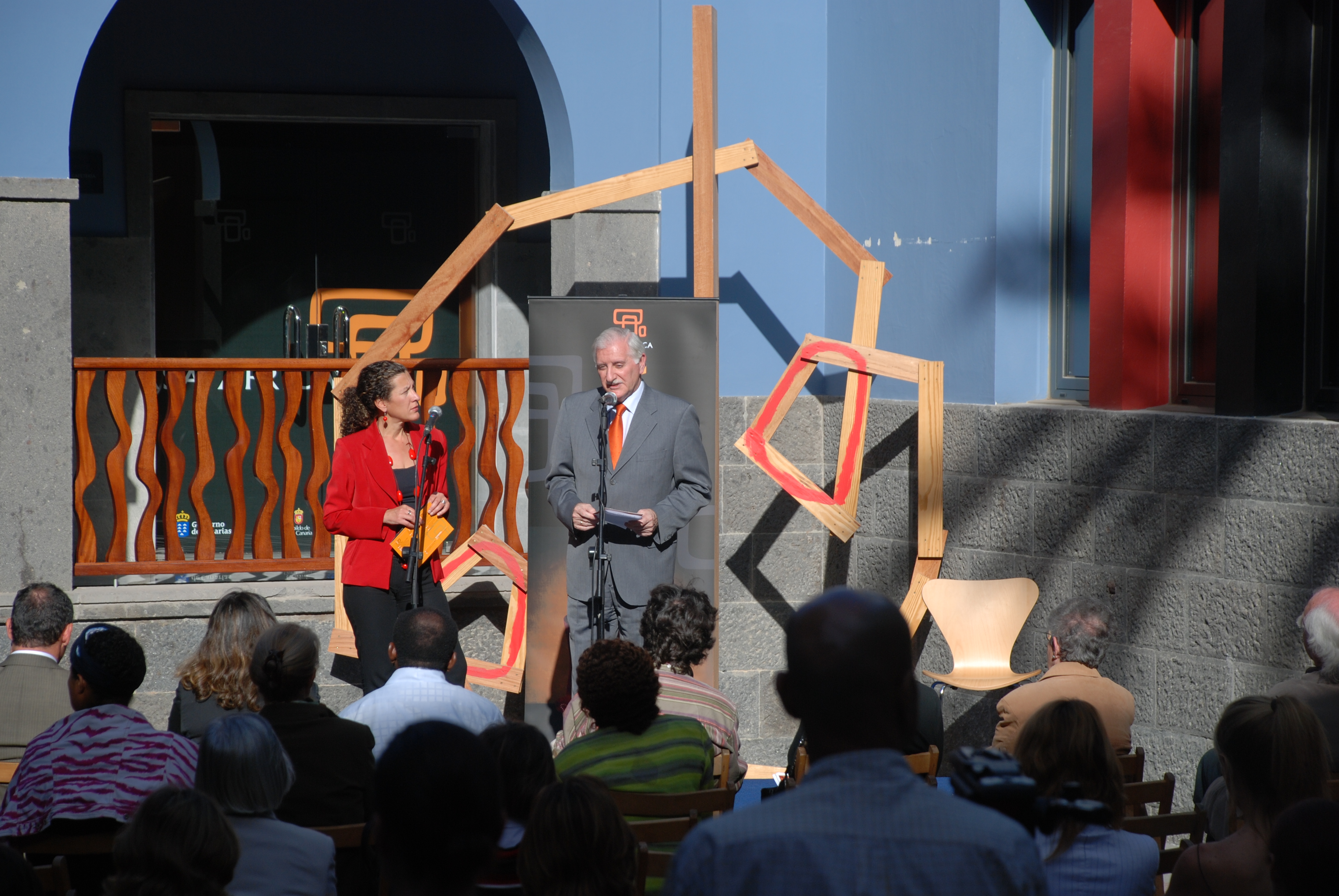 9. Acto inaugural: presenta D. Alfonso Ortiz -Director General de Casa África- y Dª Milagros Luis Brito -Consejera de Educación, Cultura, Universidades y Deportes del Gobierno de Canarias-