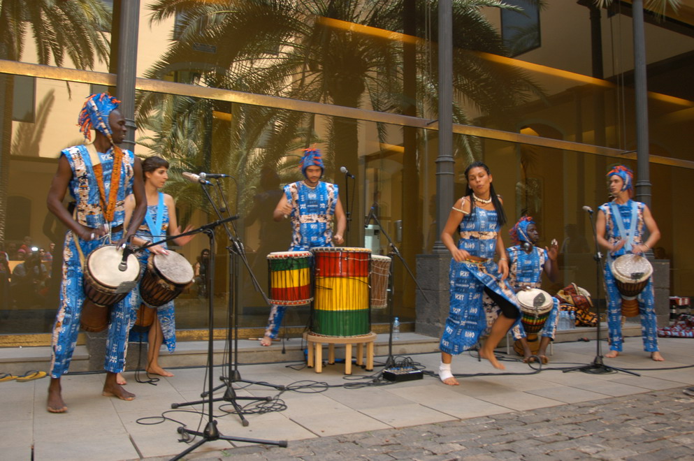 1. Actuación de danza y música africanas por los hermanos Thioune