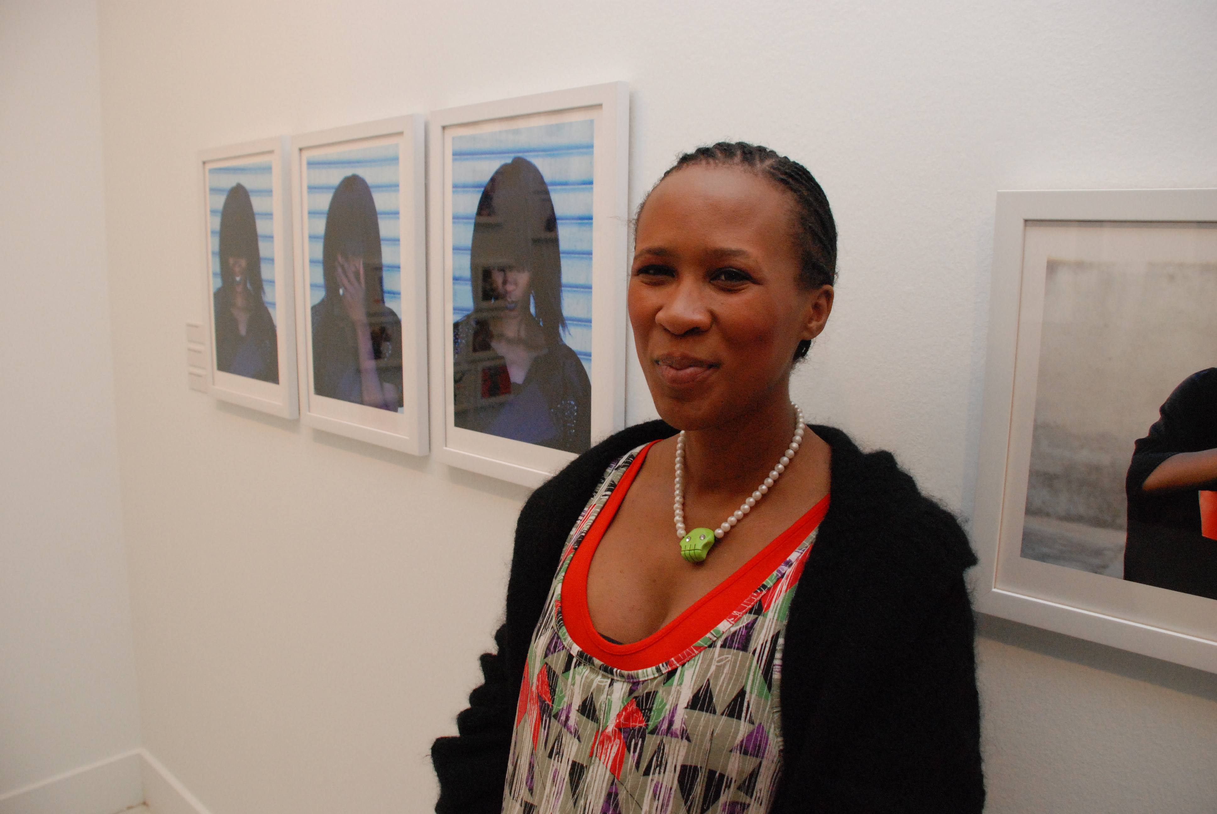 2. Nontsikelelo Veleko en las salas de exposición de Casa África