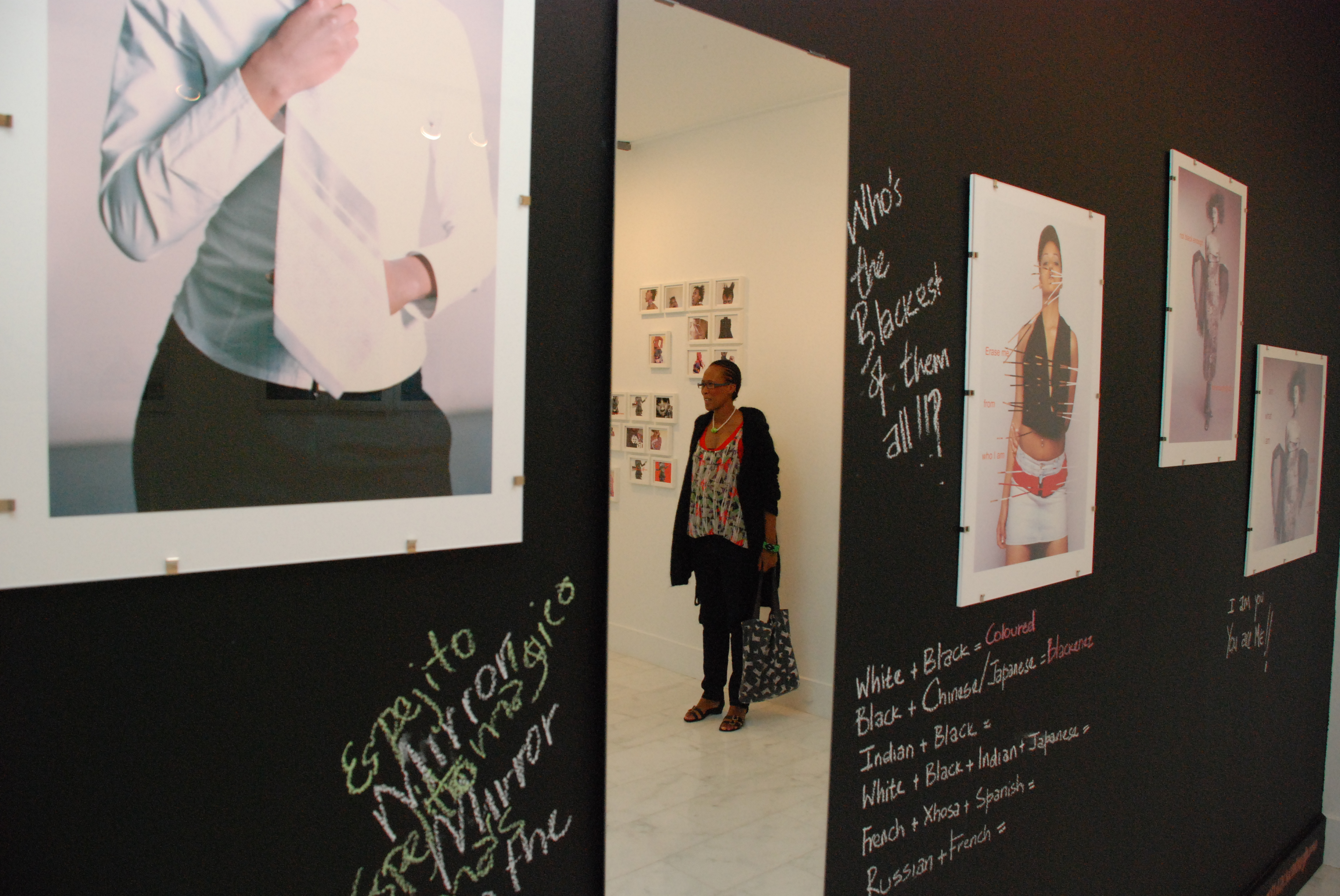 3. Nontsikelelo Veleko en las salas de exposición de Casa África