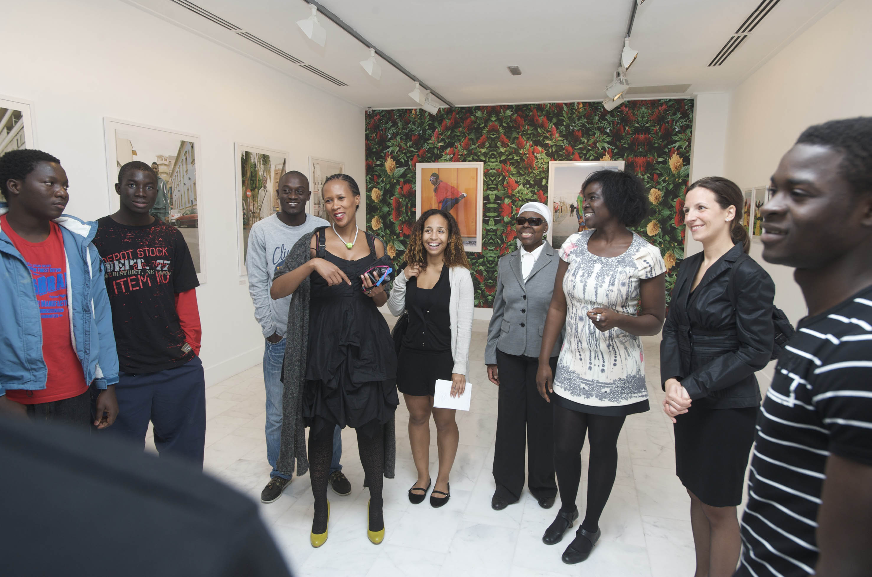 20. Visita guiada a la exposición por la artista con los alumnos del taller de fotografía realizado en Las Palmas de Gran Canaria