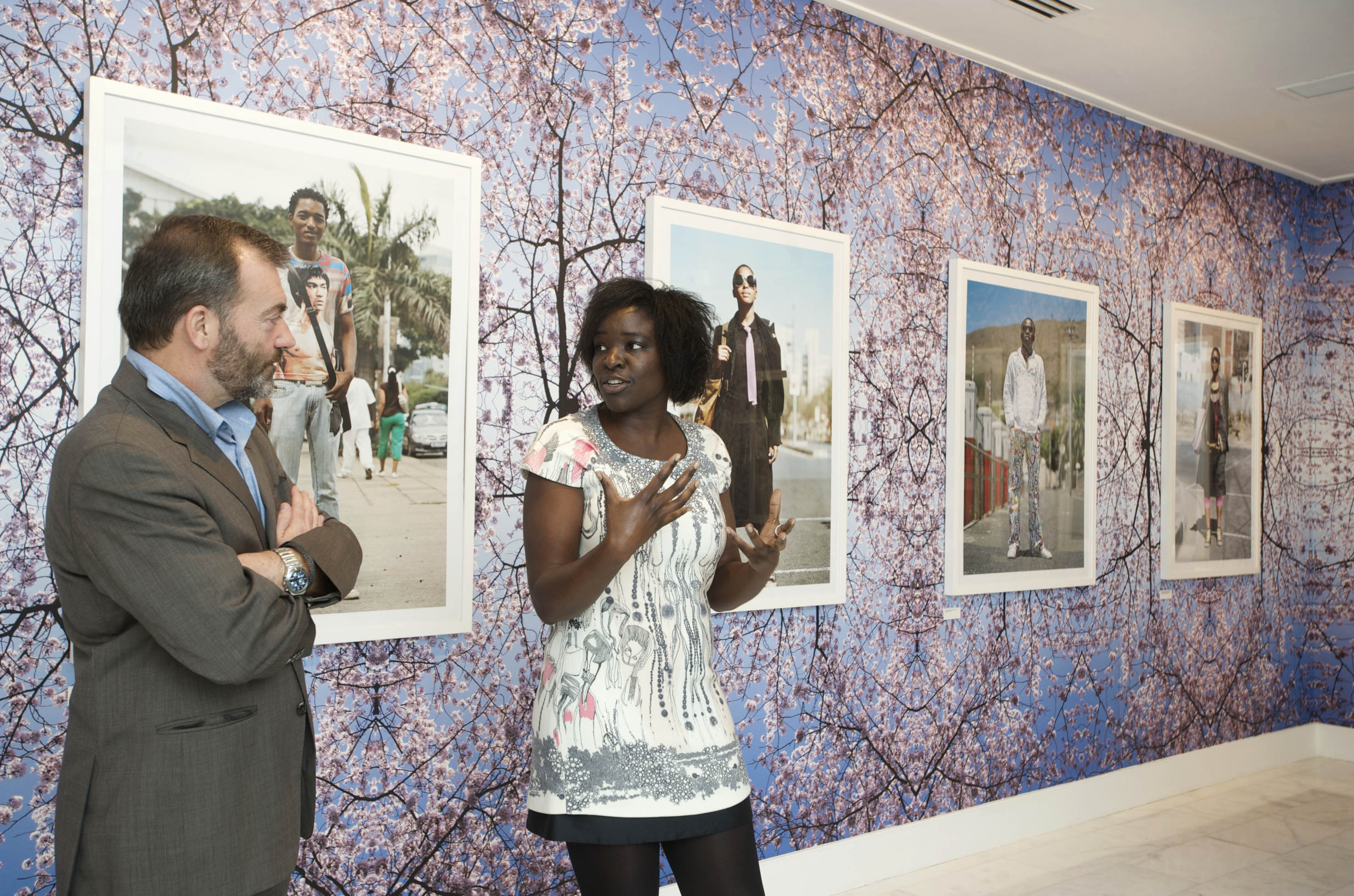 25. Ricardo Martínez -Director General de Casa África- y Elvira Dyangani Ose -comisaria de la exposición-