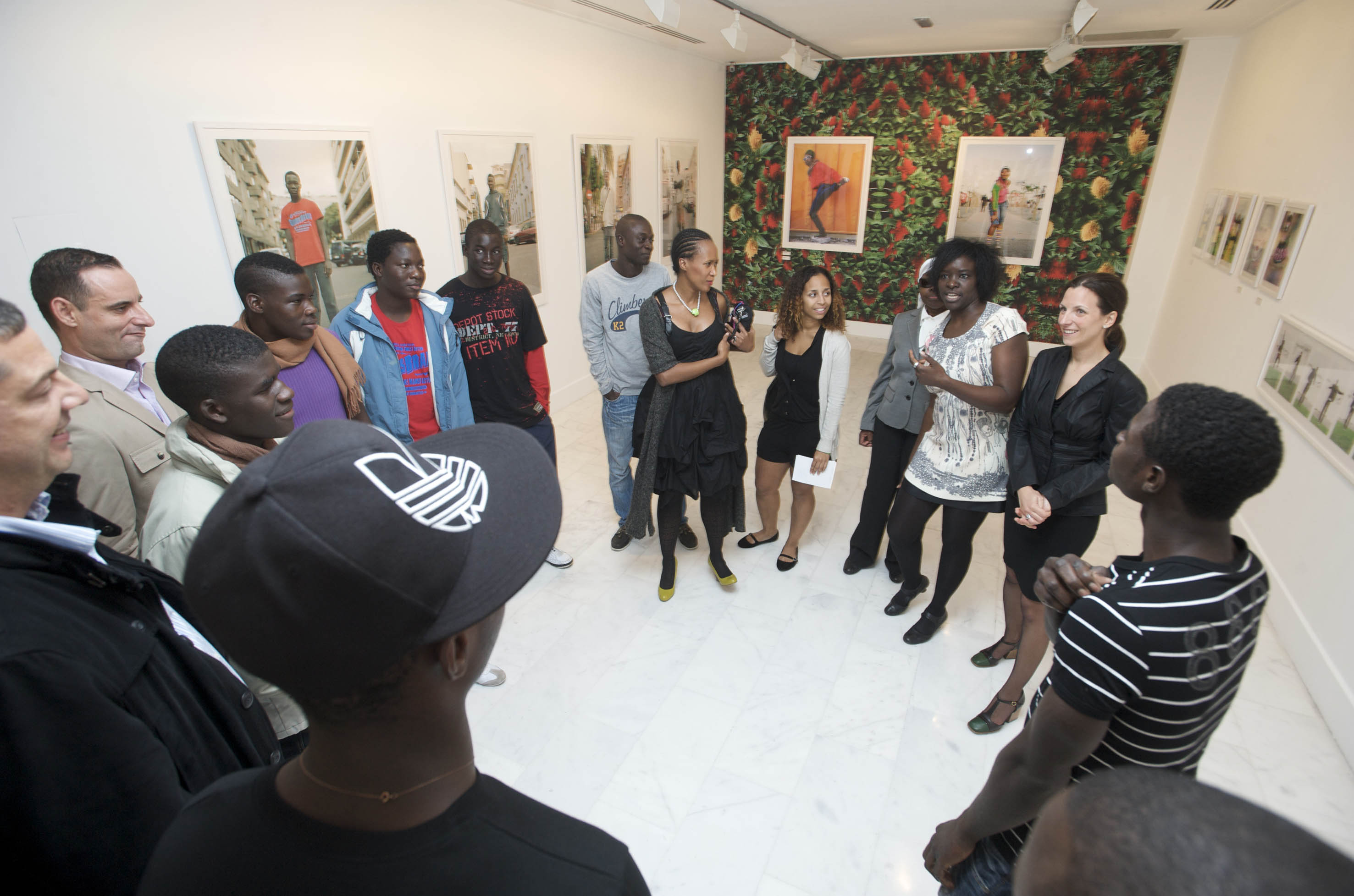 28. Visita guiada a la exposición por la artista con los alumnos del taller de fotografía realizado en Las Palmas de Gran Canaria