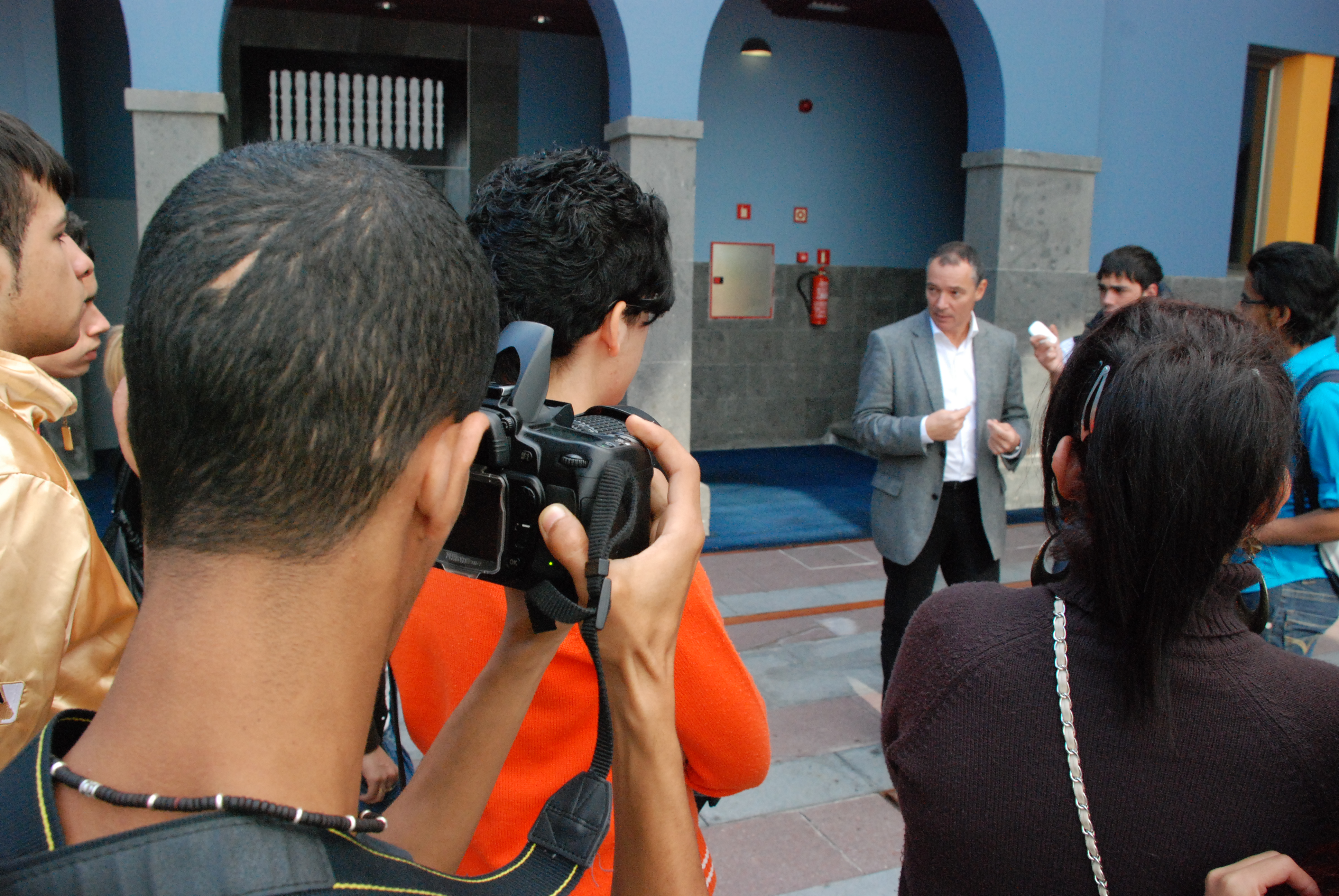 29. Visita del IES El Rincón de Las Palmas de Gran Canaria a la exposición atendida por Luis Padilla, Secretario General de Casa África