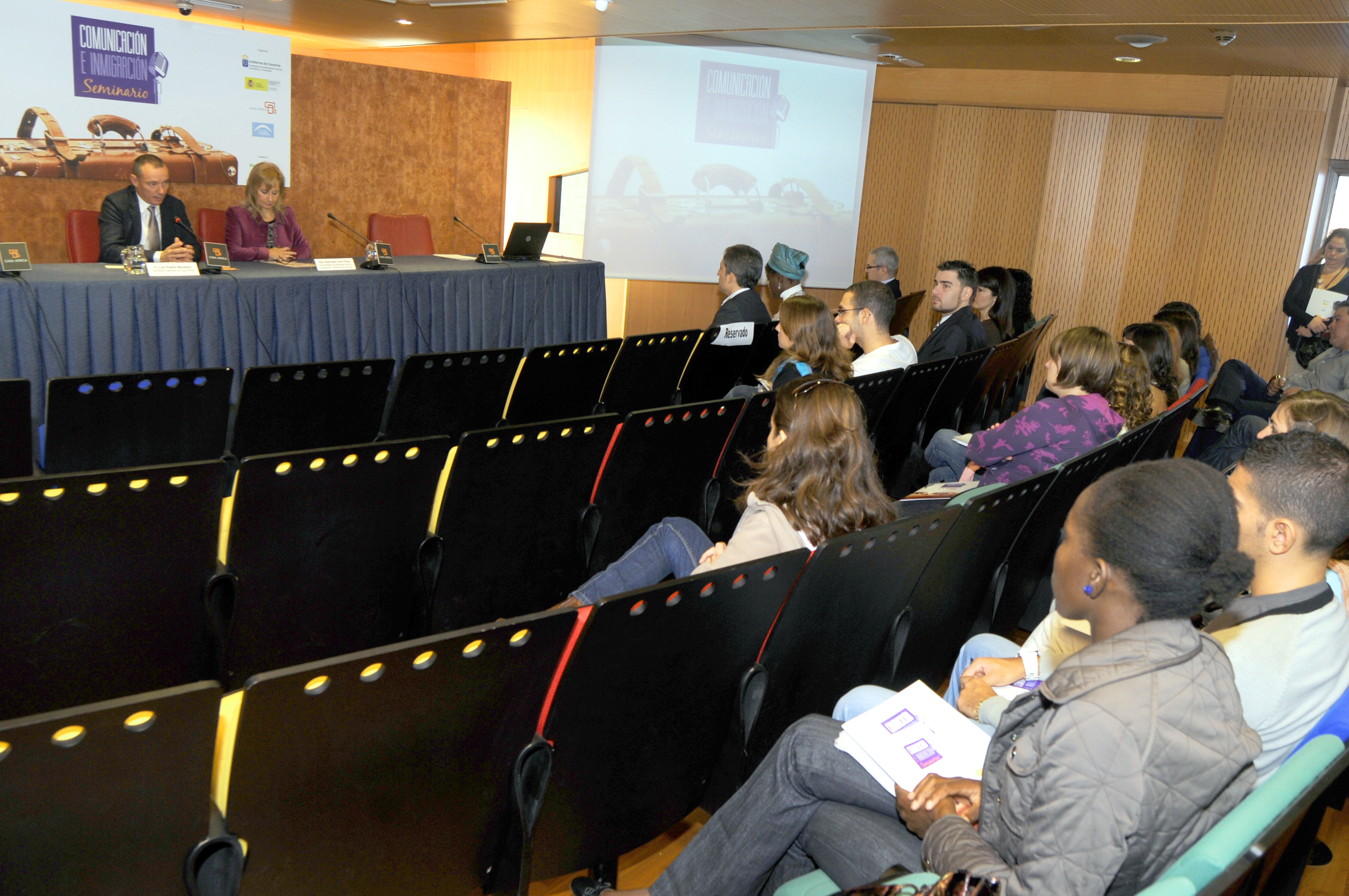 3. Luis Padilla Macabeo, Secretario General de Casa África y Natividad Cano, Viceconsejera de Bienestar Social e Inmigración del Gobierno de Canarias en la inauguración del seminario