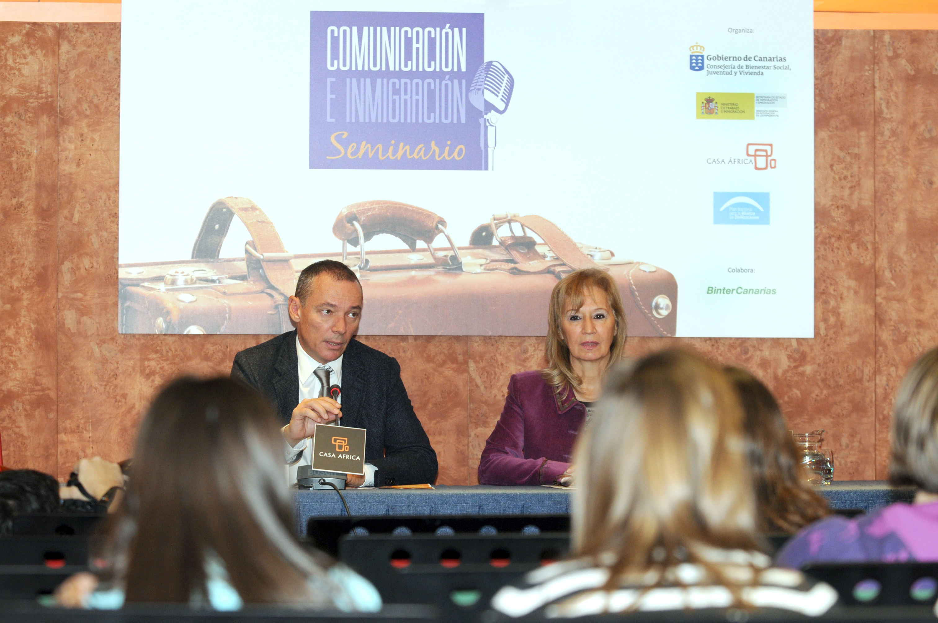 4. Luis Padilla Macabeo, Secretario General de Casa África y Natividad Cano, Viceconsejera de Bienestar Social e Inmigración del Gobierno de Canarias en la inauguración del seminario
