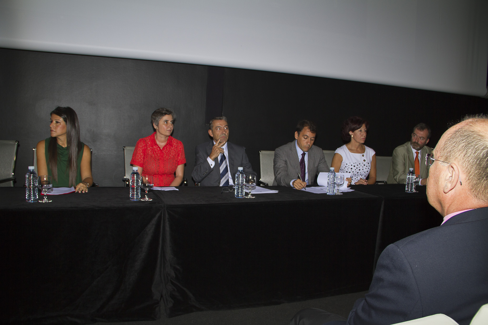 3.  Mesa de presentación del SILA en el TEA con Paulino Rivero -Presidente del Gobierno de Canarias-, a su derecha Ángeles Alonso -Directora del Salón Internacional del Libro Africano (SILA)-