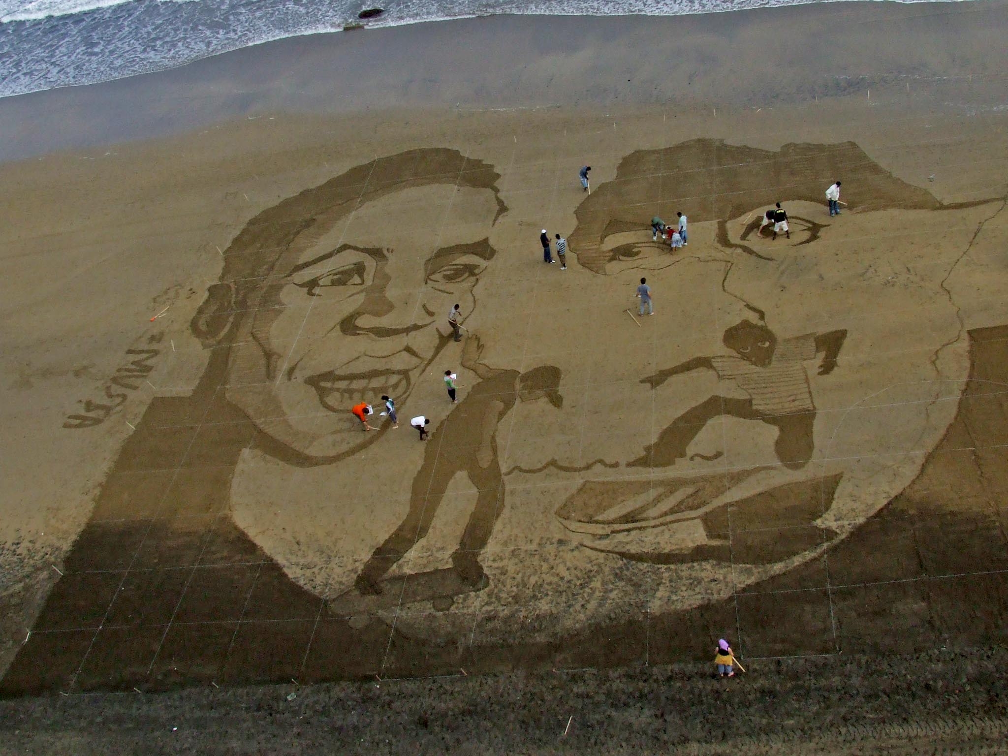 5. Imágenes de la acción en la playa de Las Canteras, en Las Palmas de Gran Canaria