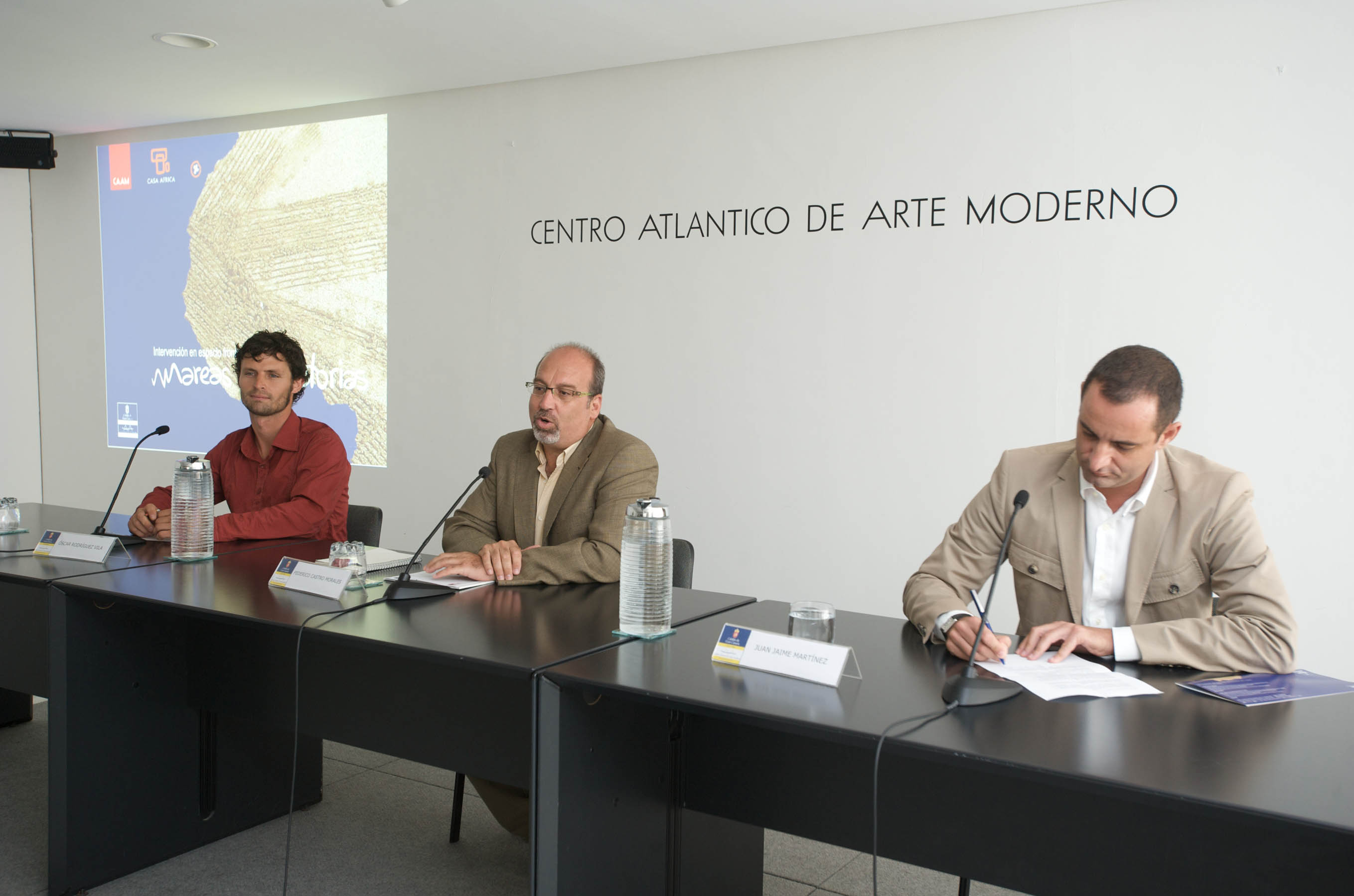 9. De izq. a derecha: Óscar Rodríguez, coordinador de la muestra, Federico Castro -Director del CAAM-, y Juan Jaime -Jefe del Área de Cultura y Educación de Casa África-, en la presentación de la exposición en el Centro Atlántico de Arte Moderno (CAAM)