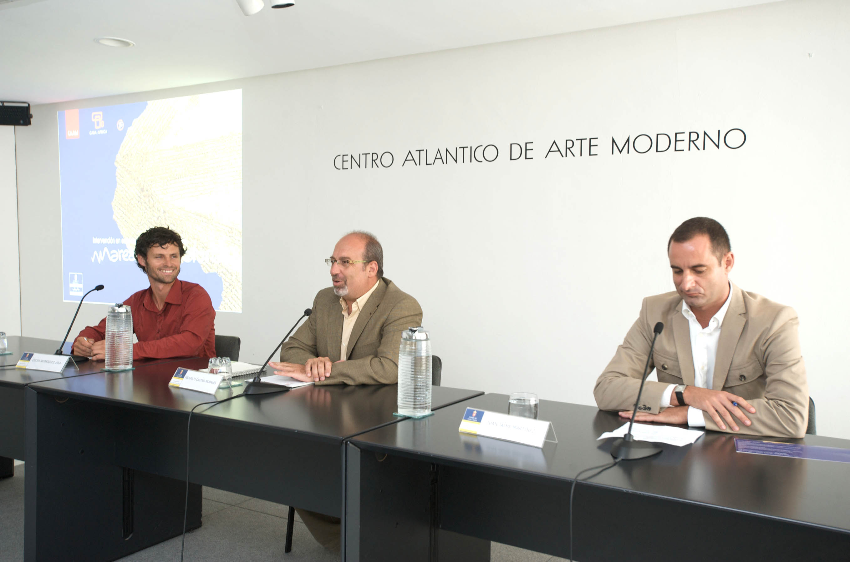 10. De izq. a derecha: Óscar Rodríguez, coordinador de la muestra, Federico Castro -Director del CAAM-, y Juan Jaime -Jefe del Área de Cultura y Educación de Casa África-, en la presentación de la exposición en el Centro Atlántico de Arte Moderno (CAAM)
