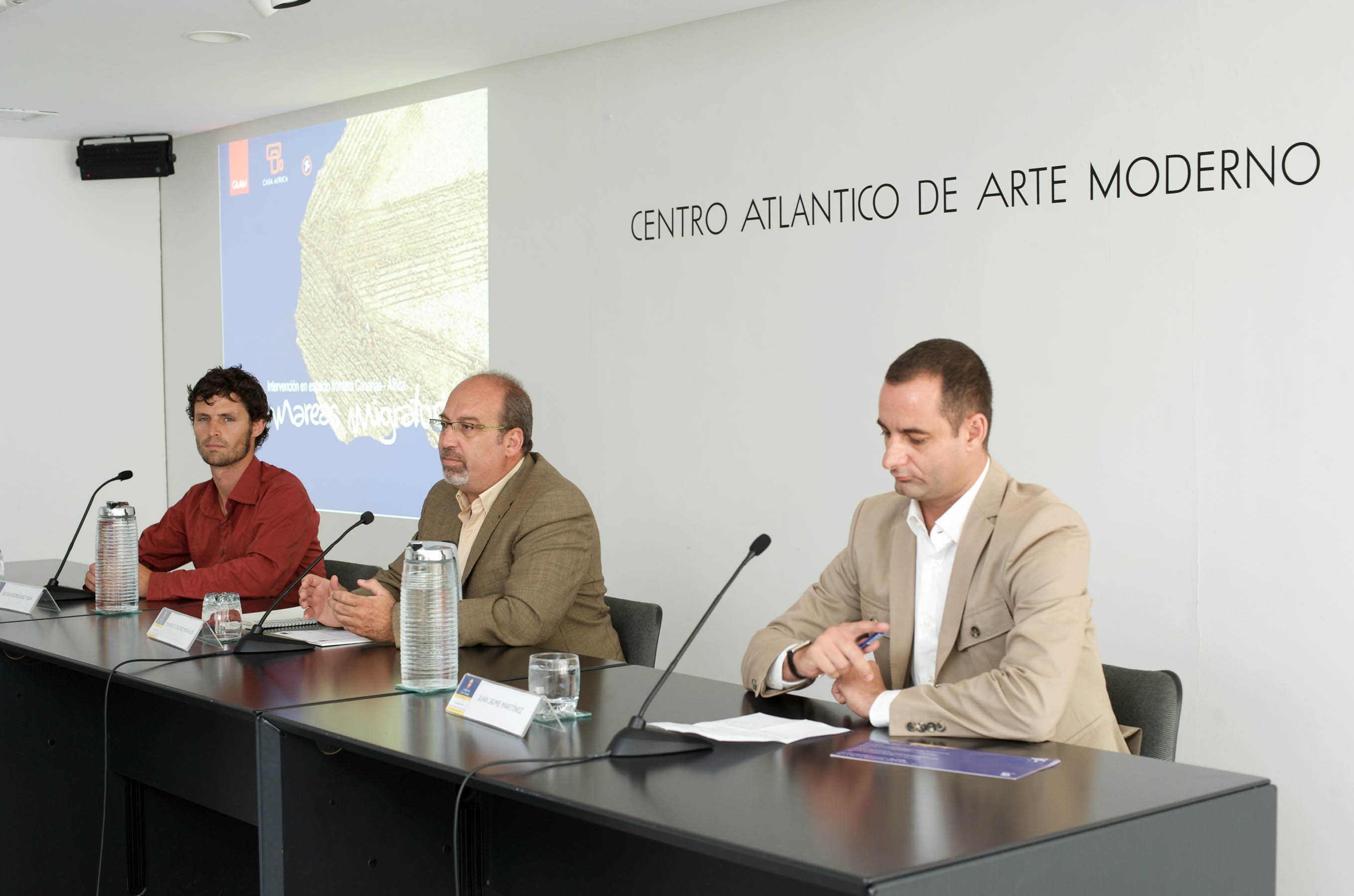 11. De izq. a derecha: Óscar Rodríguez, coordinador de la muestra, Federico Castro -Director del CAAM-, y Juan Jaime -Jefe del Área de Cultura y Educación de Casa África-, en la presentación de la exposición en el Centro Atlántico de Arte Moderno (CAAM)