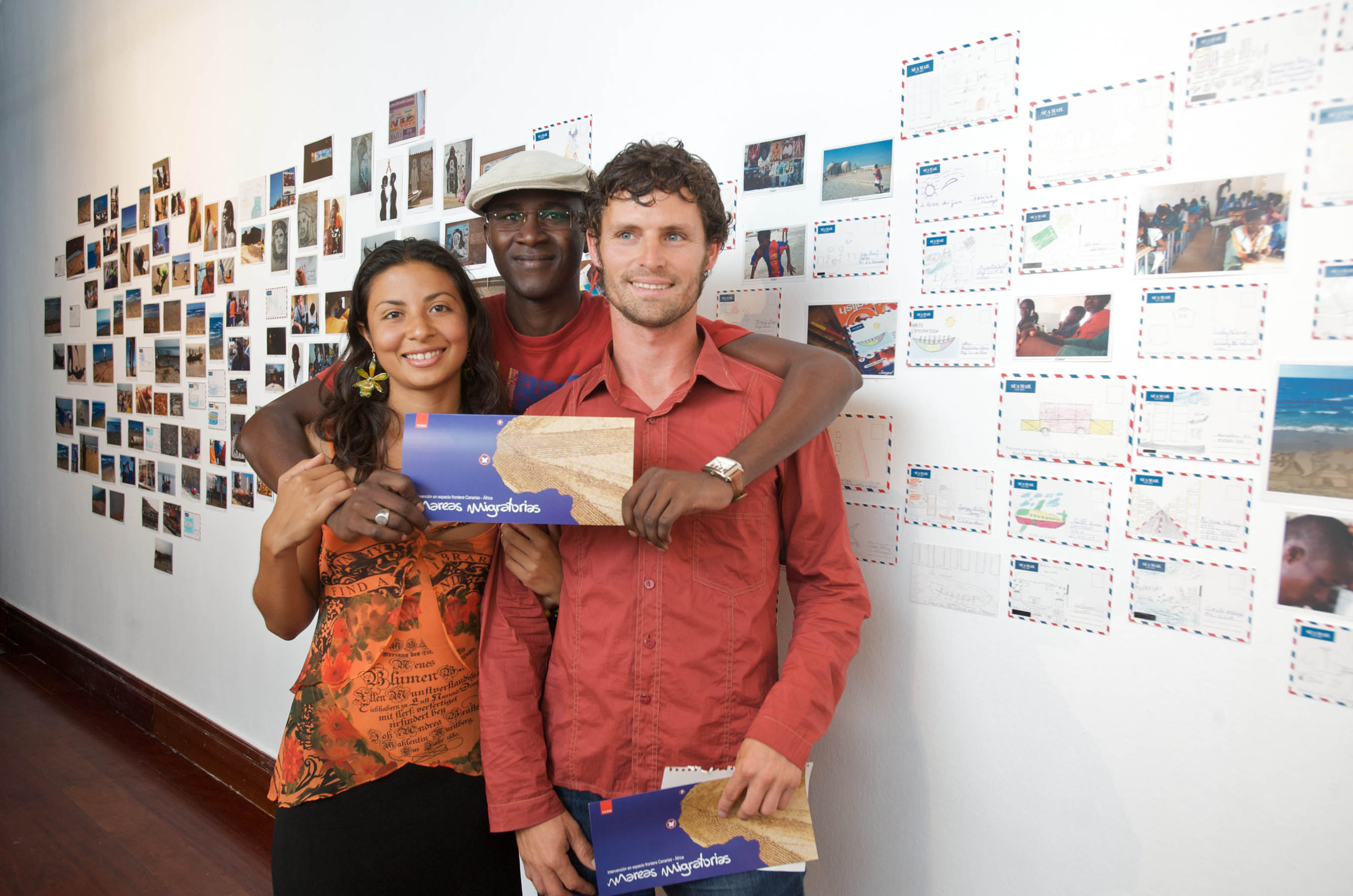 14. Óscar Rodríguez en la muestra Mareas Migratorias en el CAAM con sus colaboradores