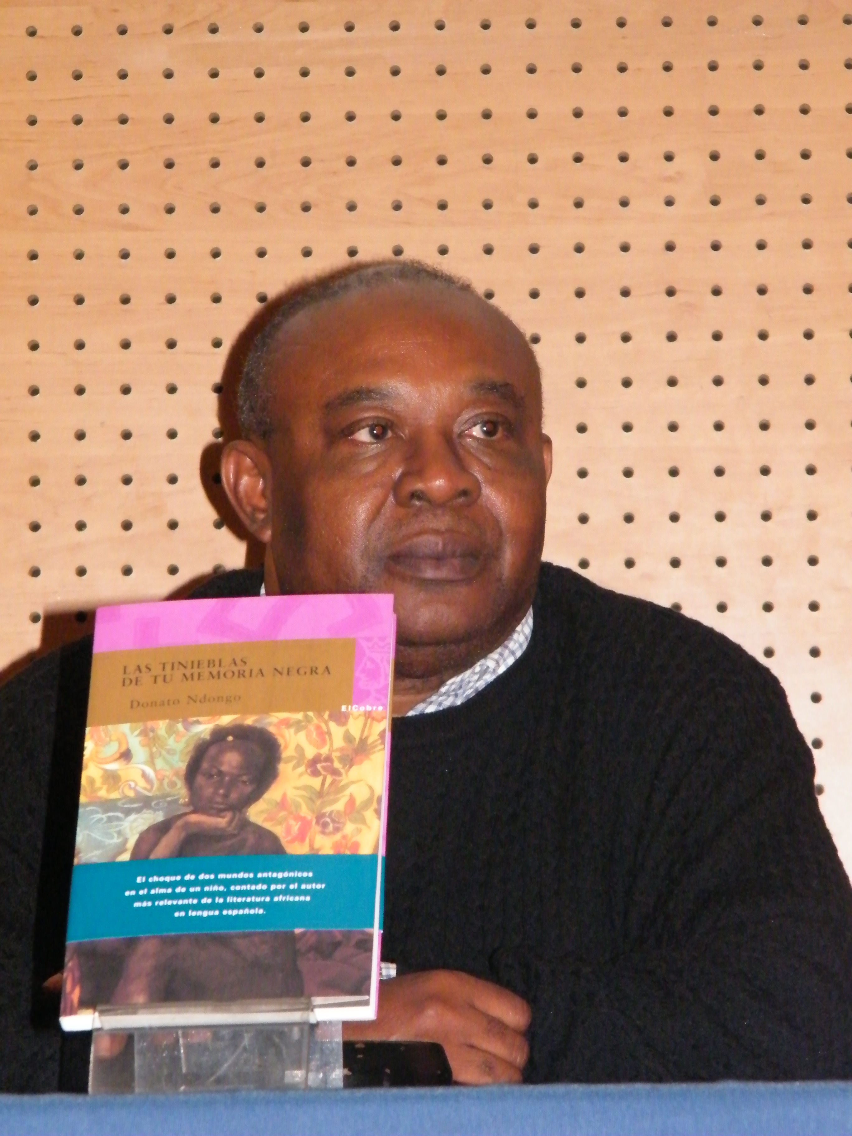 1. Donato Ndongo, escritor y periodista de Guinea Ecuatorial, en el FNAC, Barcelona