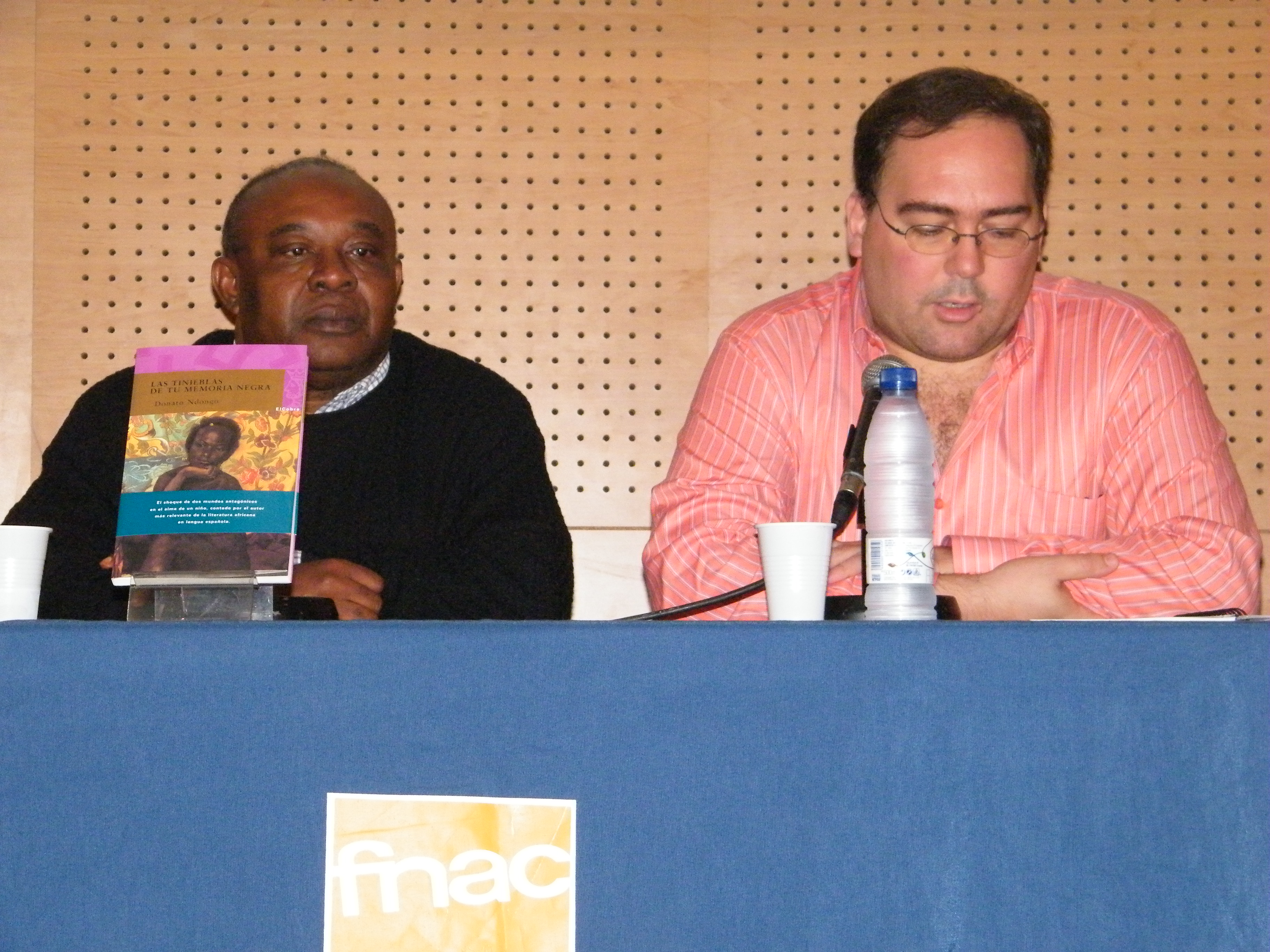 2. Donato Ndongo -escritor y periodista de Guinea Ecuatorial- y Gustau Nerín -editor de ElCobre- en el FNAC, Barcelona