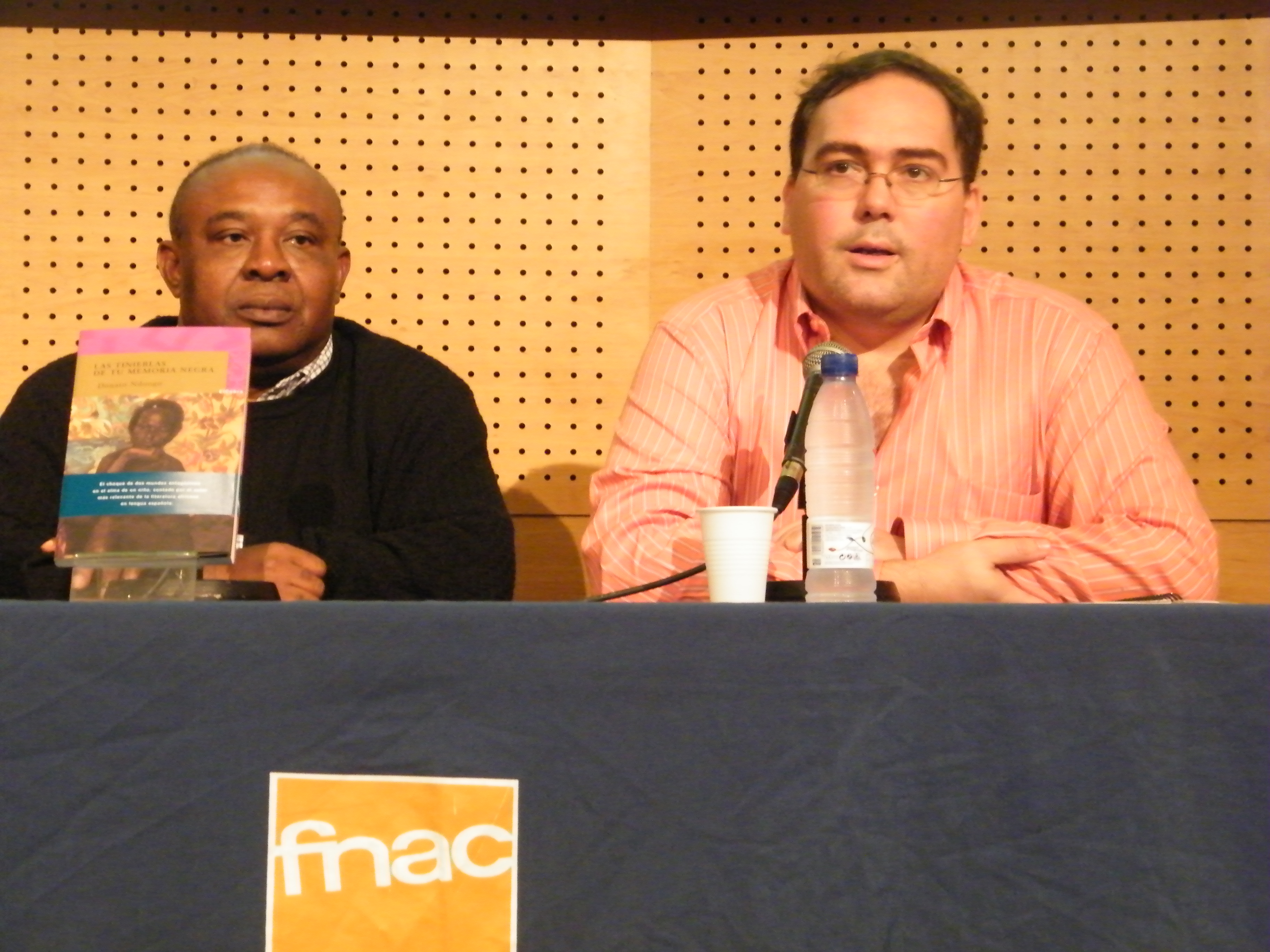 3. Donato Ndongo -escritor y periodista de Guinea Ecuatorial- y Gustau Nerín -editor de ElCobre- en el FNAC, Barcelona