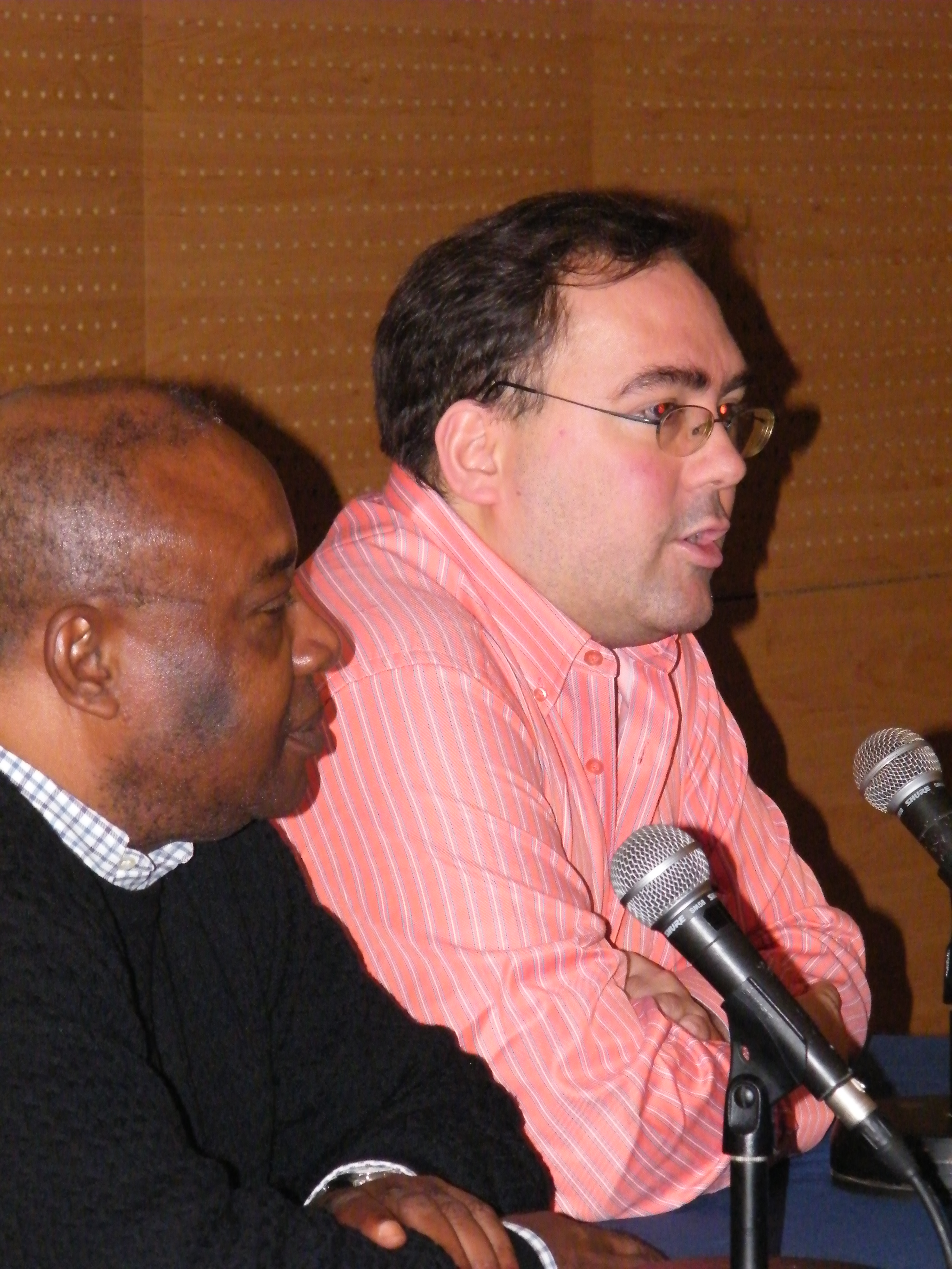 6. Donato Ndongo -escritor y periodista de Guinea Ecuatorial- y Gustau Nerín -editor de ElCobre- en el FNAC, Barcelona