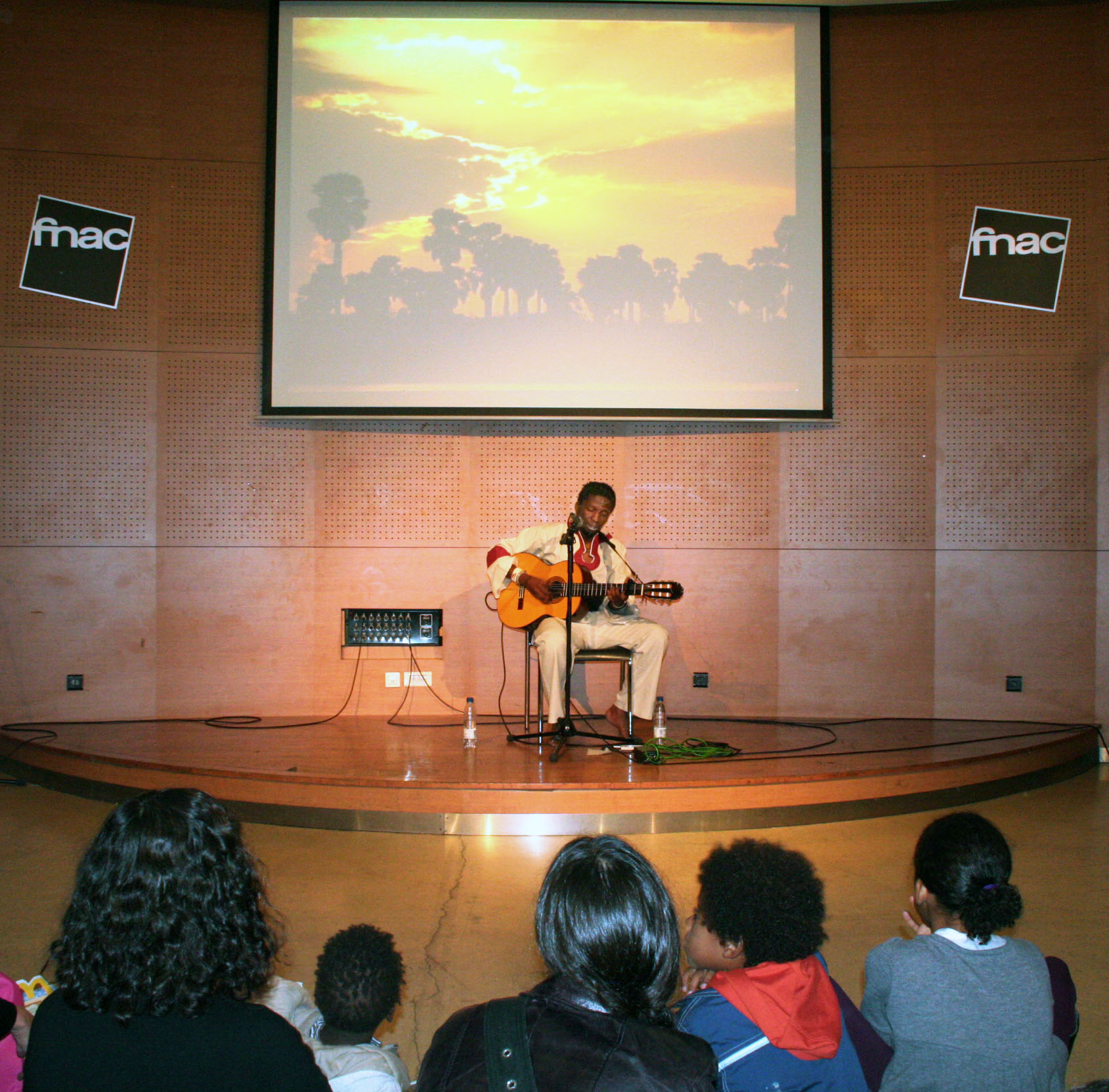 19. Actuación del músico namibio Elemotho