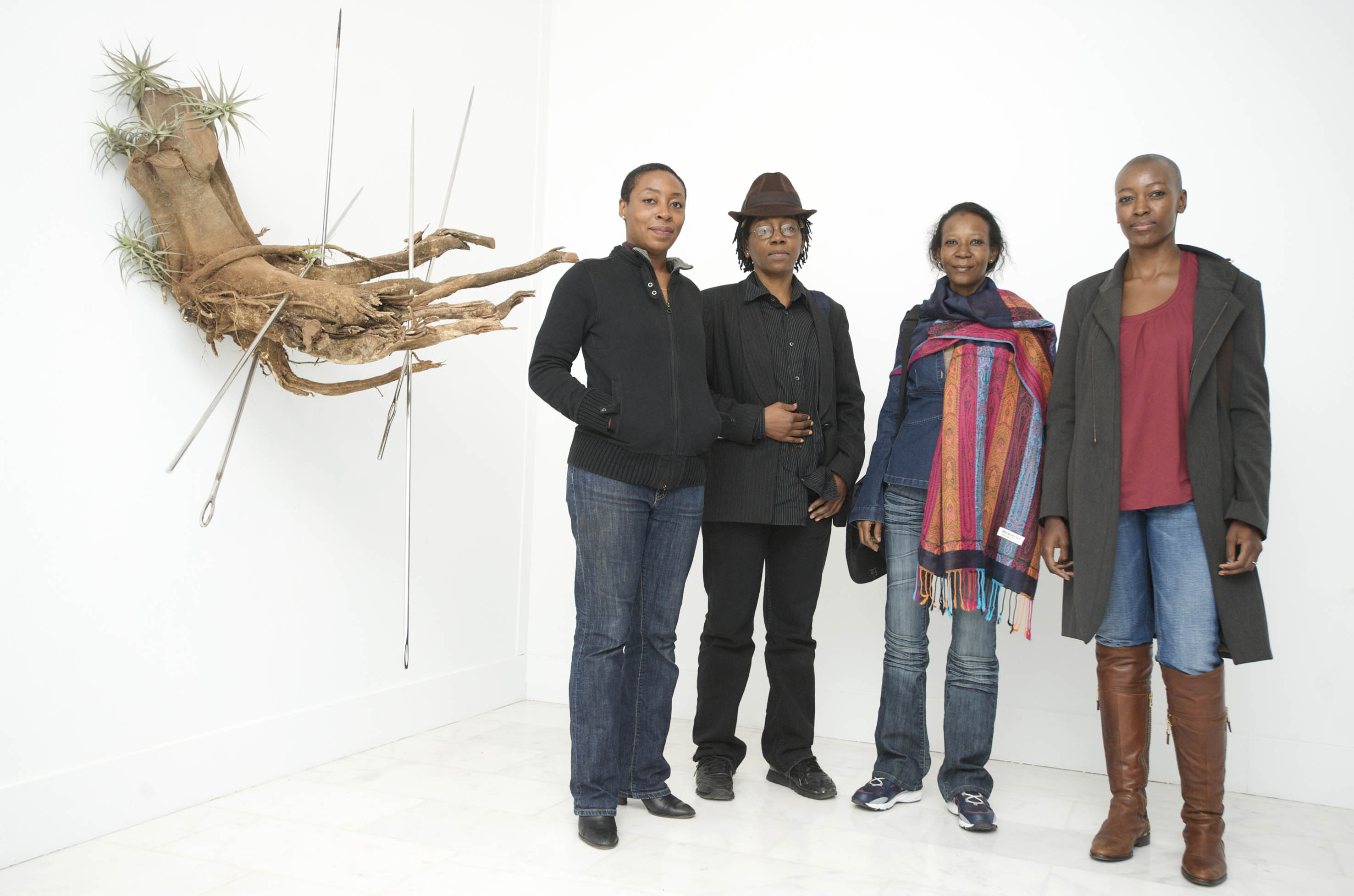 15. Imágenes de la rueda de prensa de presentación de Re/Presentaciones. Ellas crean. De izq. a dere.: Otobong Nkanga, Bill Kouélany, Aïcha Aïdara y Billie Zangewa