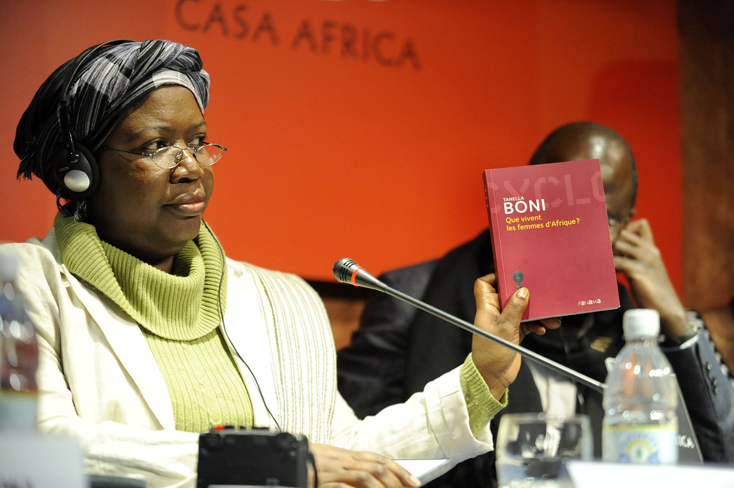 5. Tanella Boni -escritora de Côte d'Ivoire- en la Mesa de debata Las negras tienen la palabra