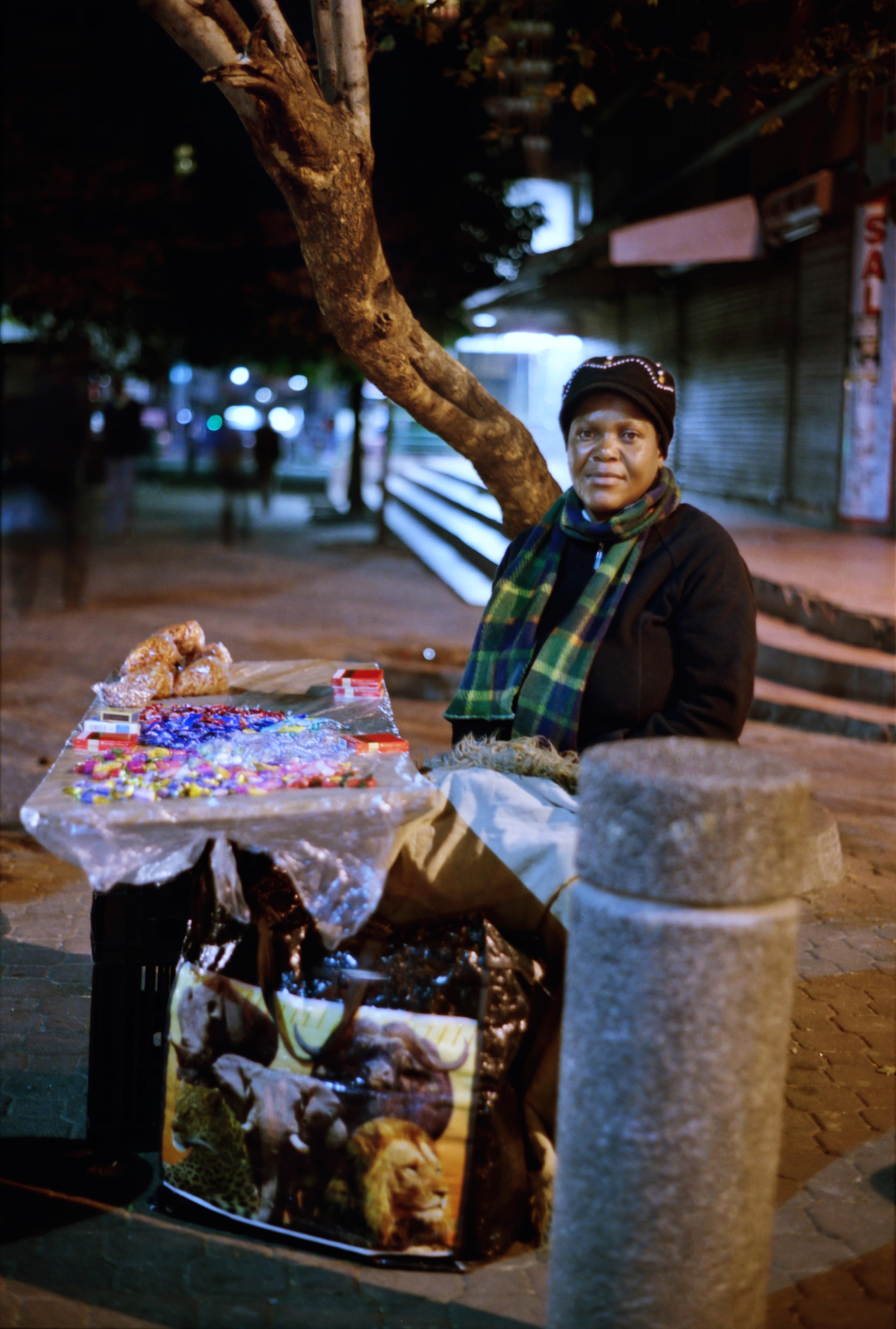 42. Thandile Zwelibanzi, Market Photo Workshop, série « Still Existence 2010 » © Thandile Zwelibanzi -Album Panafricaine-