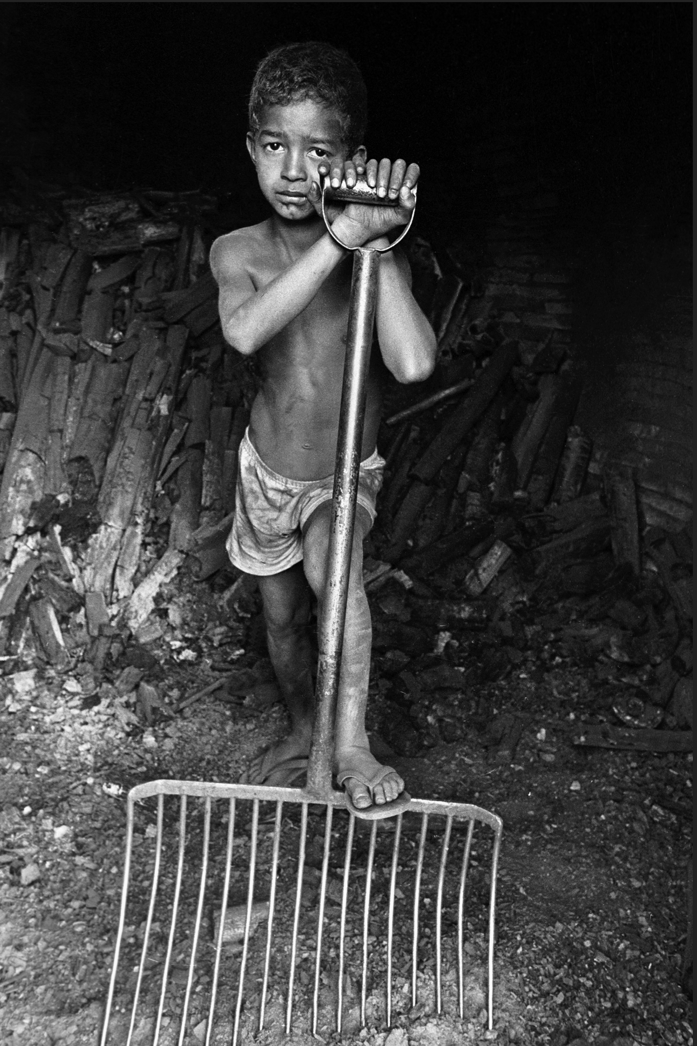 110. João Roberto Ripper, Travail de production de charbon de bois, 1988 © João Roberto Ripper