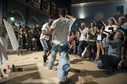31. Imagen de la performance 'Posesión' en la inauguración de la exposición Gráffica en Casa África