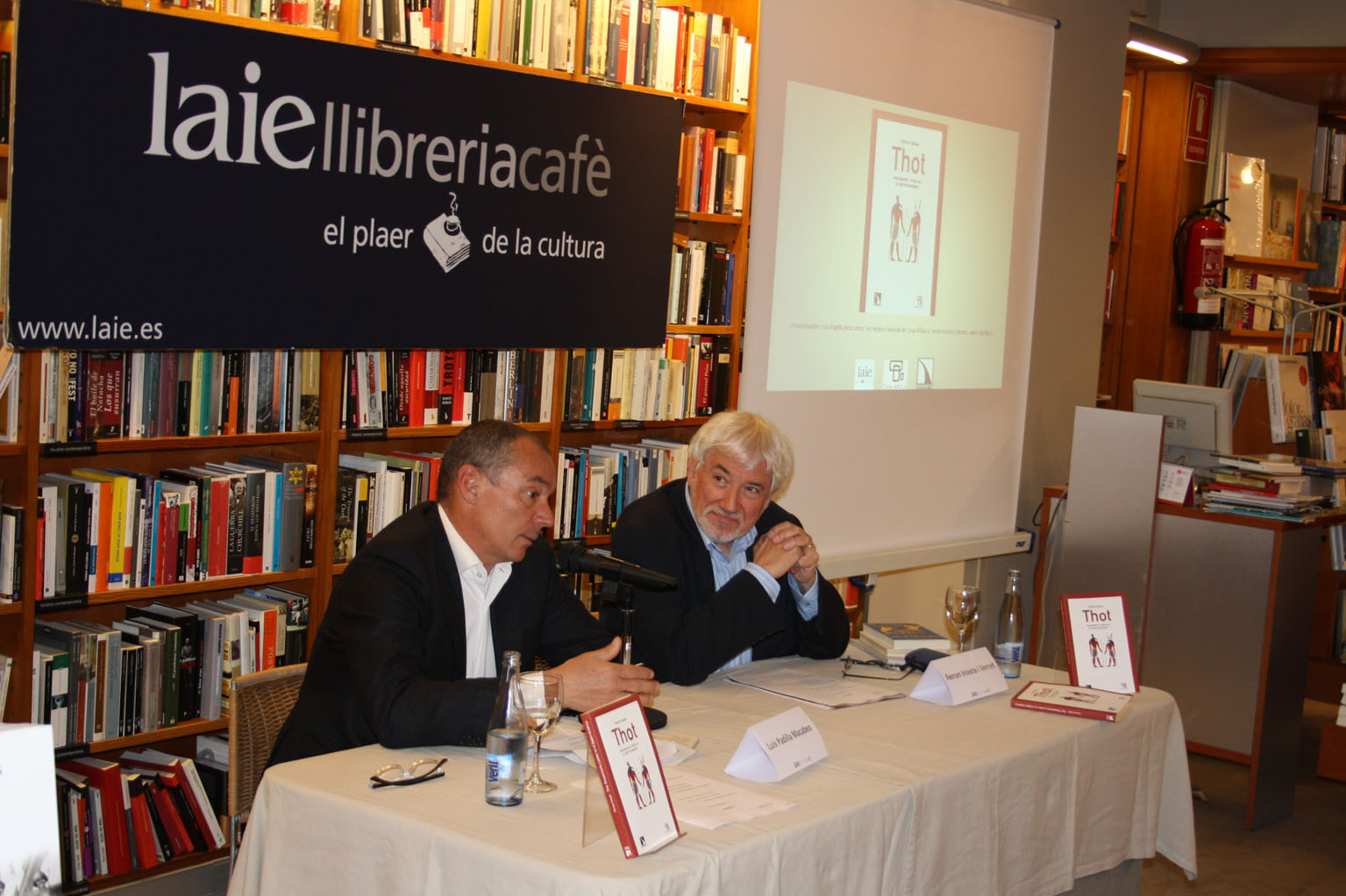 3. Presentación del libro Thot. Pensamiento y poder en el Egipto faraónico. A la izq. Luis Padilla -Secretario General de Casa África- y Ferrán Iniesta -autor de la obra-