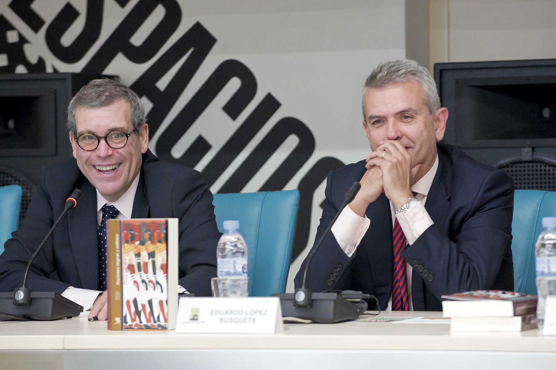 19. De izq. a dere.: Santiago Martínez-Caro (Director General de casa África) y Eduardo López Busquets (Director General de Casa Árabe) y Cheikh Mbacké Diop (profesor universitario e hijo del autor) en Casa Árabe
