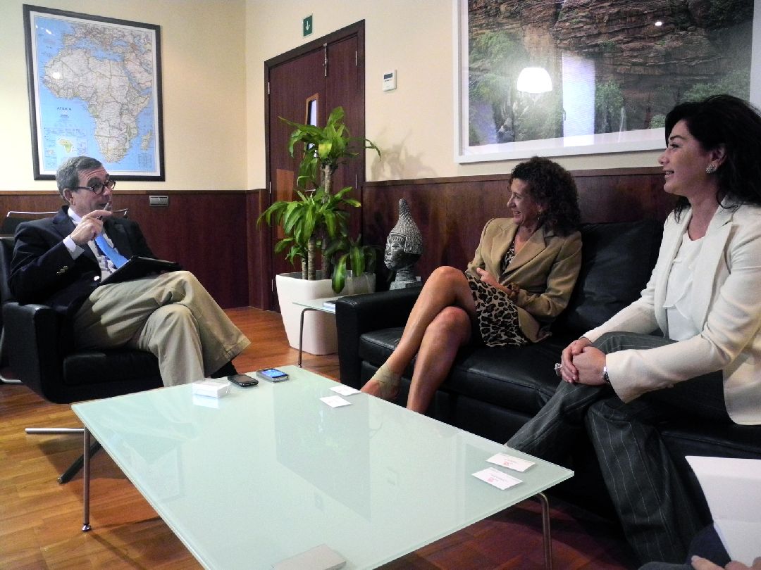 3. Beatriz Barrera (Presidenta de la ZEC) en su visita a Casa África, con Santiago Martínez-Caro (Director General de Casa África)
