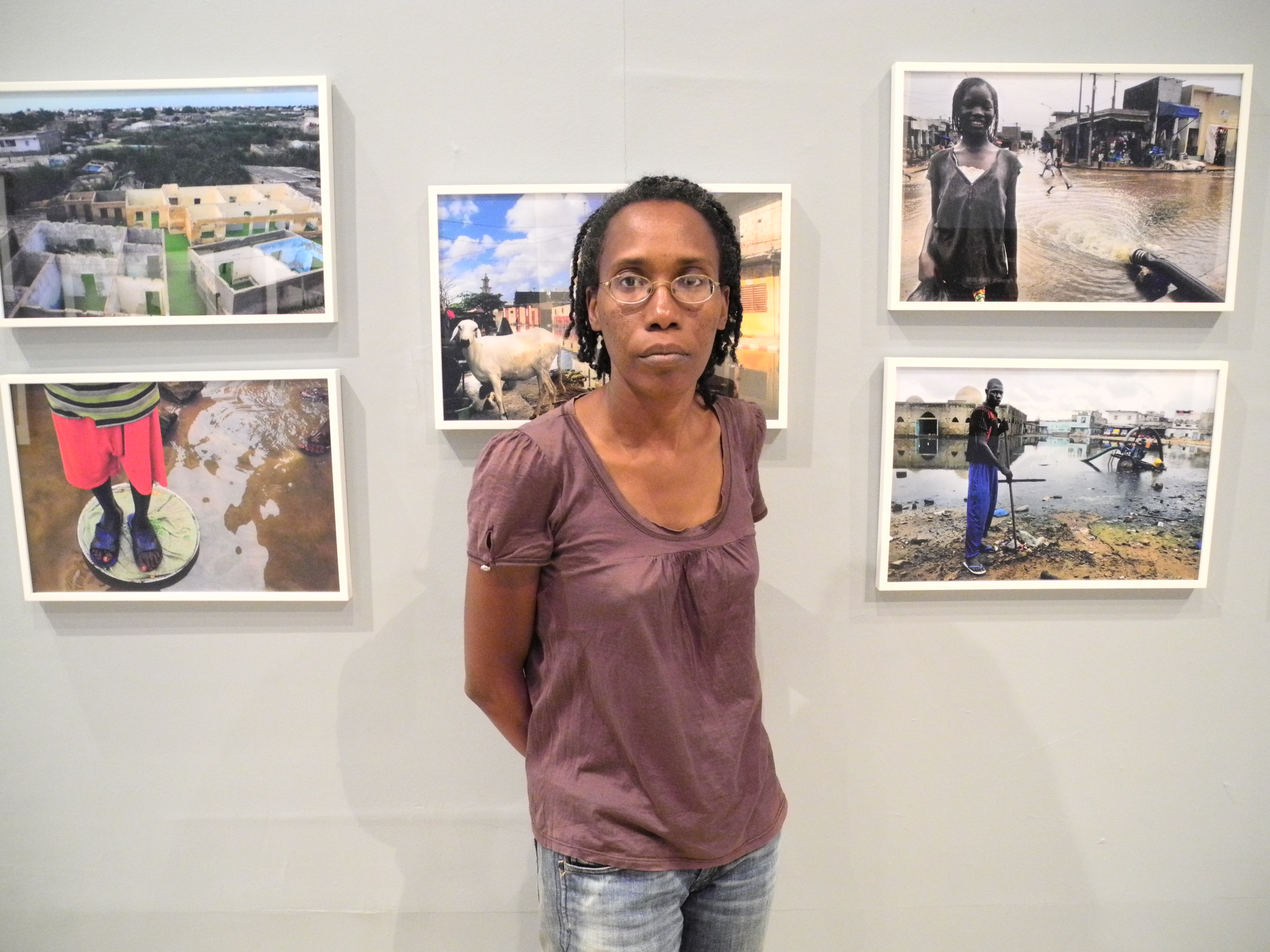 52. Elise Fitte-Duval en la muestra de su trabajo en la VIII Edición de la Bienal de Fotografía de Bamako, 2011