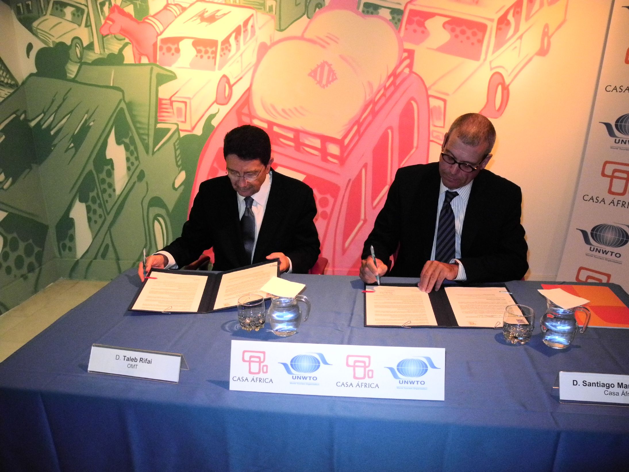 1. Firma del Memorándum entre Casa África y la OMT. A la izq. Taleb Rifai (Secretario General de la Organización Mundial del Turismo (OMT), y a la derecha Santiago Martínez-Caro (Director General de Casa África)