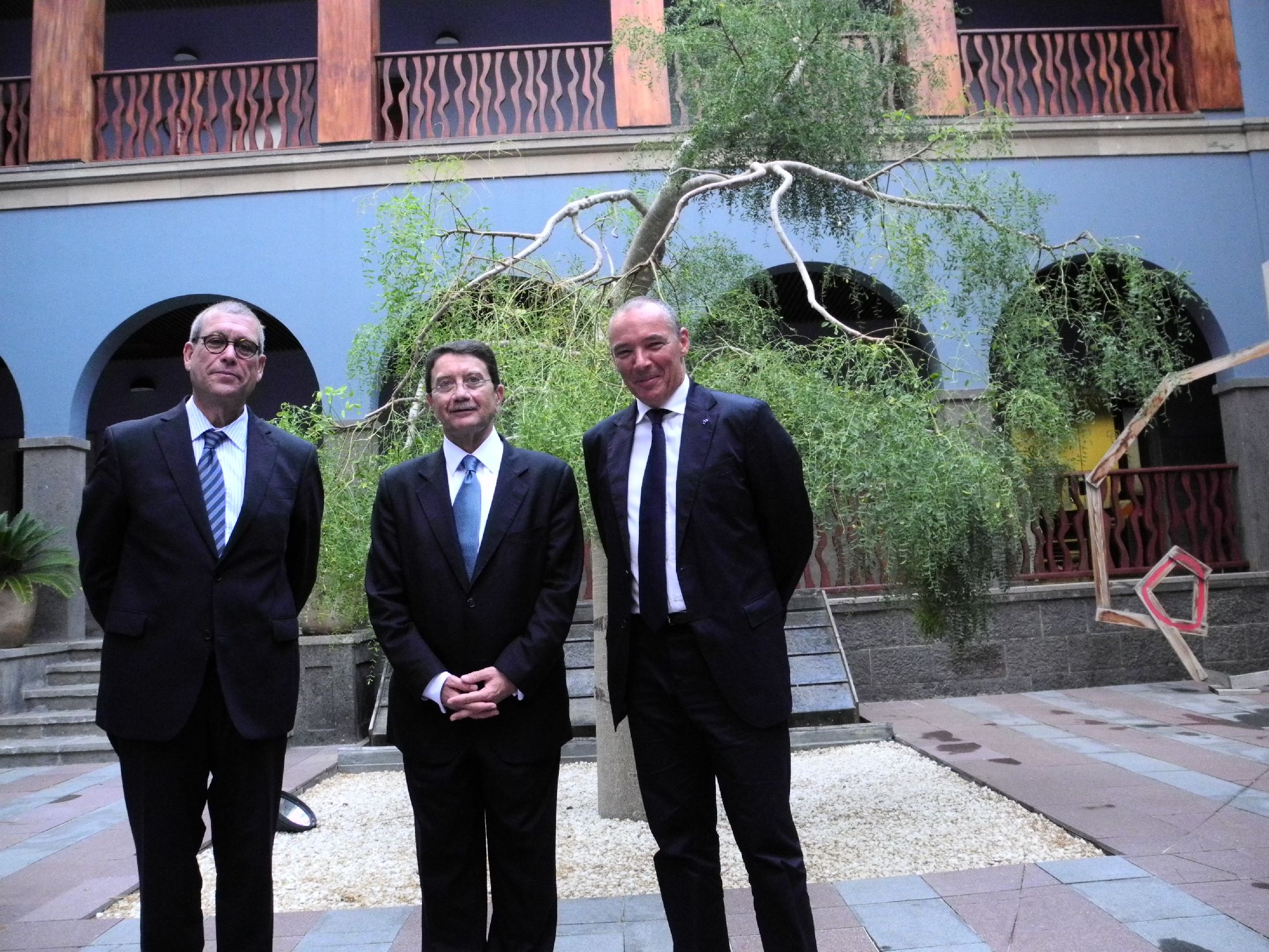 7. Imagen de la visita de Taleb Rifai (Secretario General de la Organización Mundial del Turismo). A su izq. Luis Padilla -Secretario General de Casa África-, y a la derecha Santiago Martínez-Caro (Director General de Casa África)