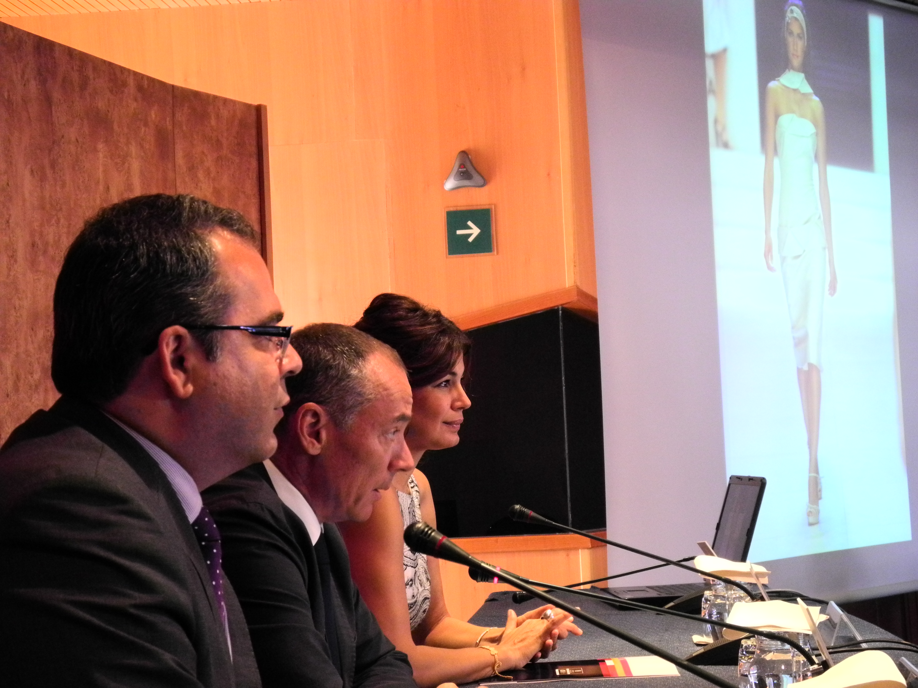 4. A la izq. Juan Domínguez Bautista, Consejero de Industria, Comercio y Artesanía del Cabildo de Gran Canaria, en la rueda de prensa