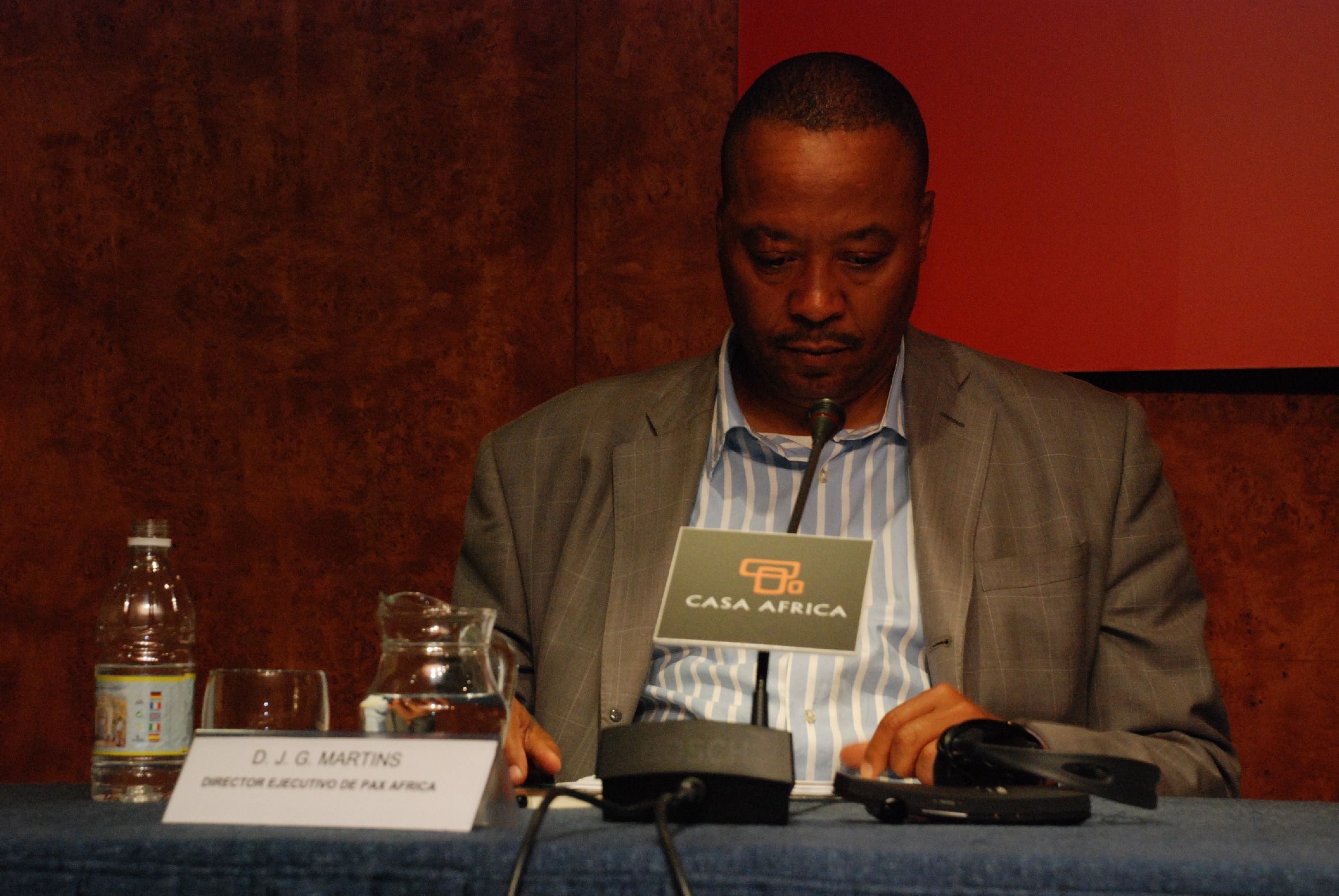 4. Imagen de Paul Martins, experto de Pax Africa durante la presentación de las congerencias del Seminario 'África y las operaciones de mantenimiento de la paz'
