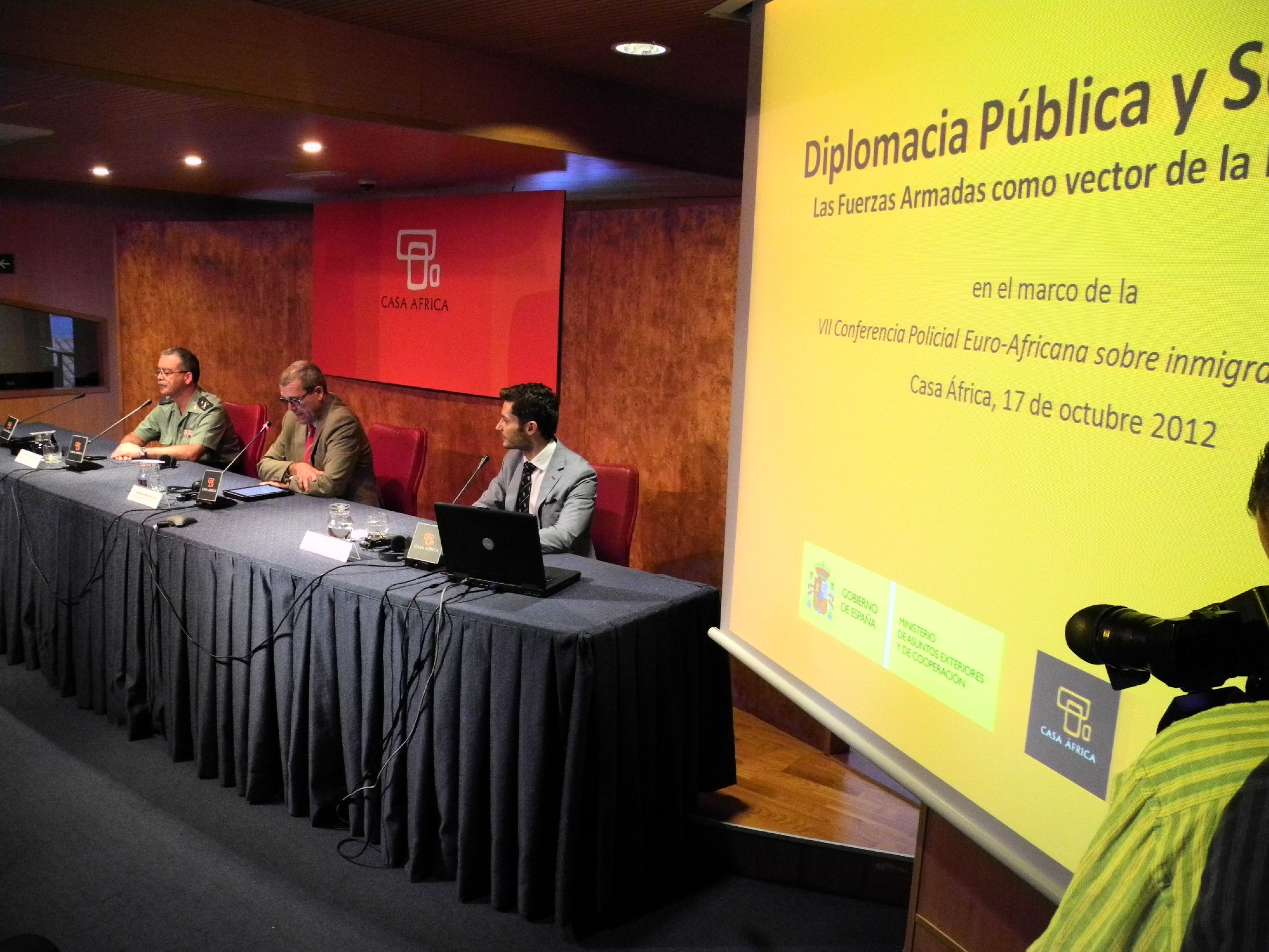 1. Imagen de la mesa de presentación de la conferencia Diplomacia Pública y Seguridad. Las Fuerzas Armadas como vector de la Marca España, 2012, en Casa África