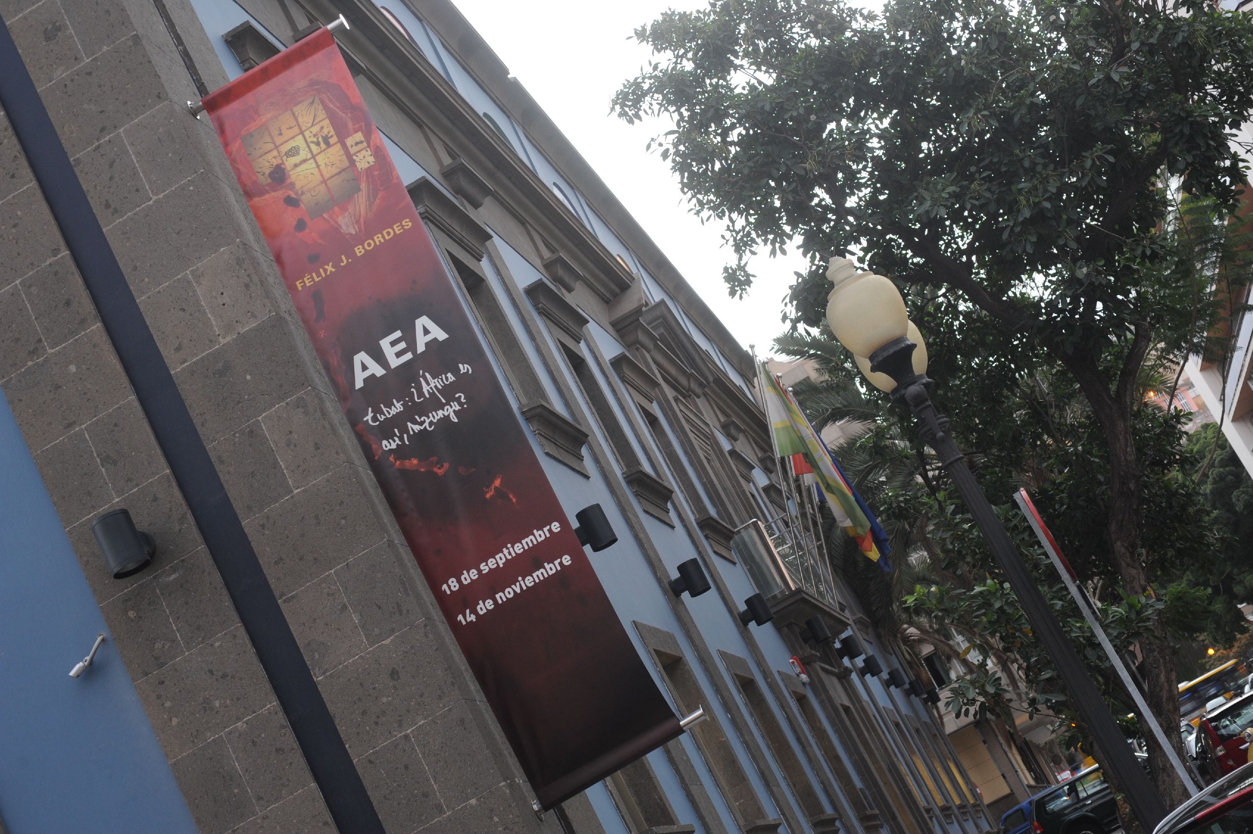 35. Imagen de la exposición en Casa África AEA Tubab: ¿África es así, m’zungu?, 2008