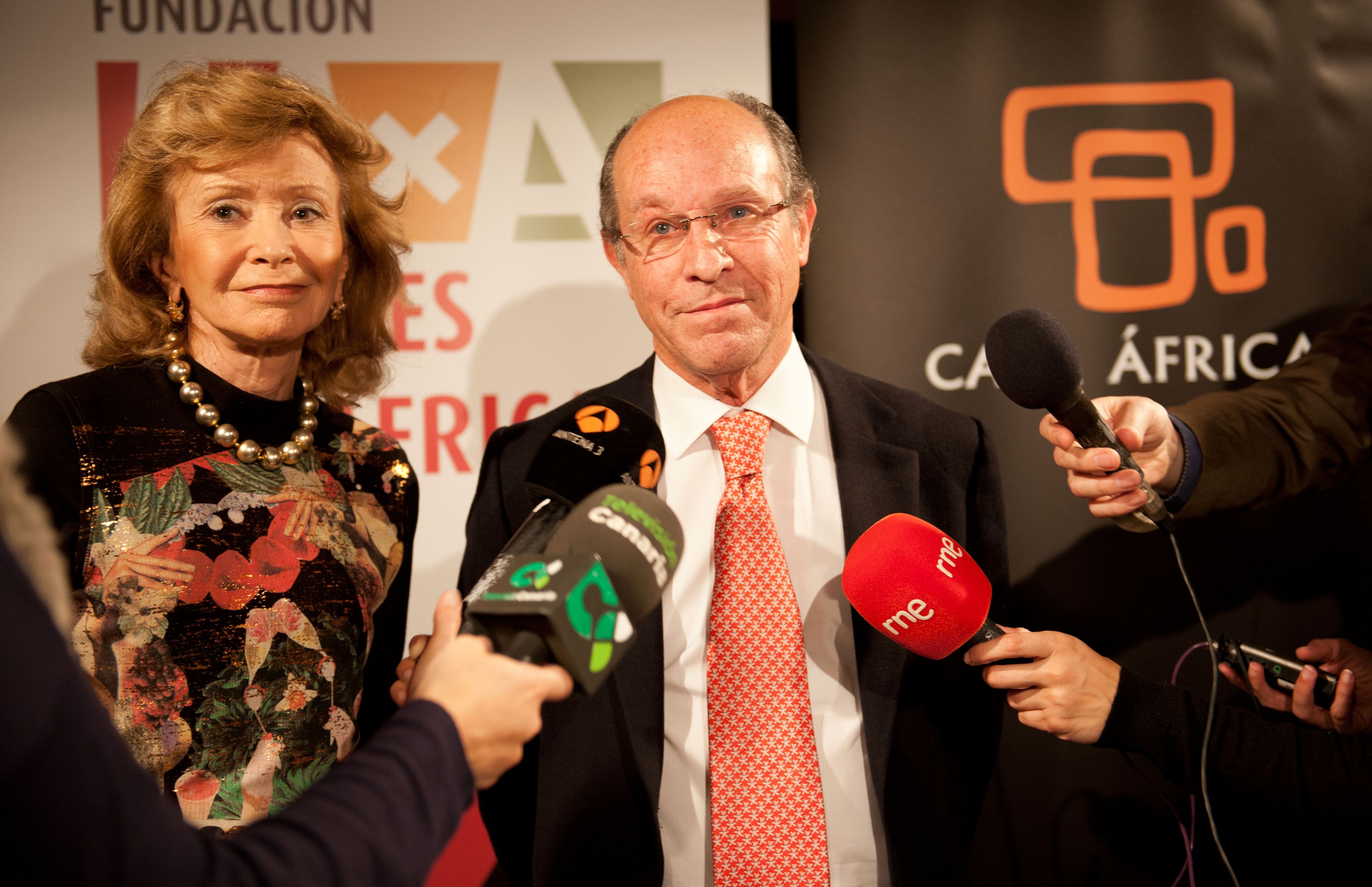 3. Mª Teresa Fernández de la Vega -Presidenta de la Fundación Mujeres por África- y el Dr. José Manuel Devesa, autor de la obra