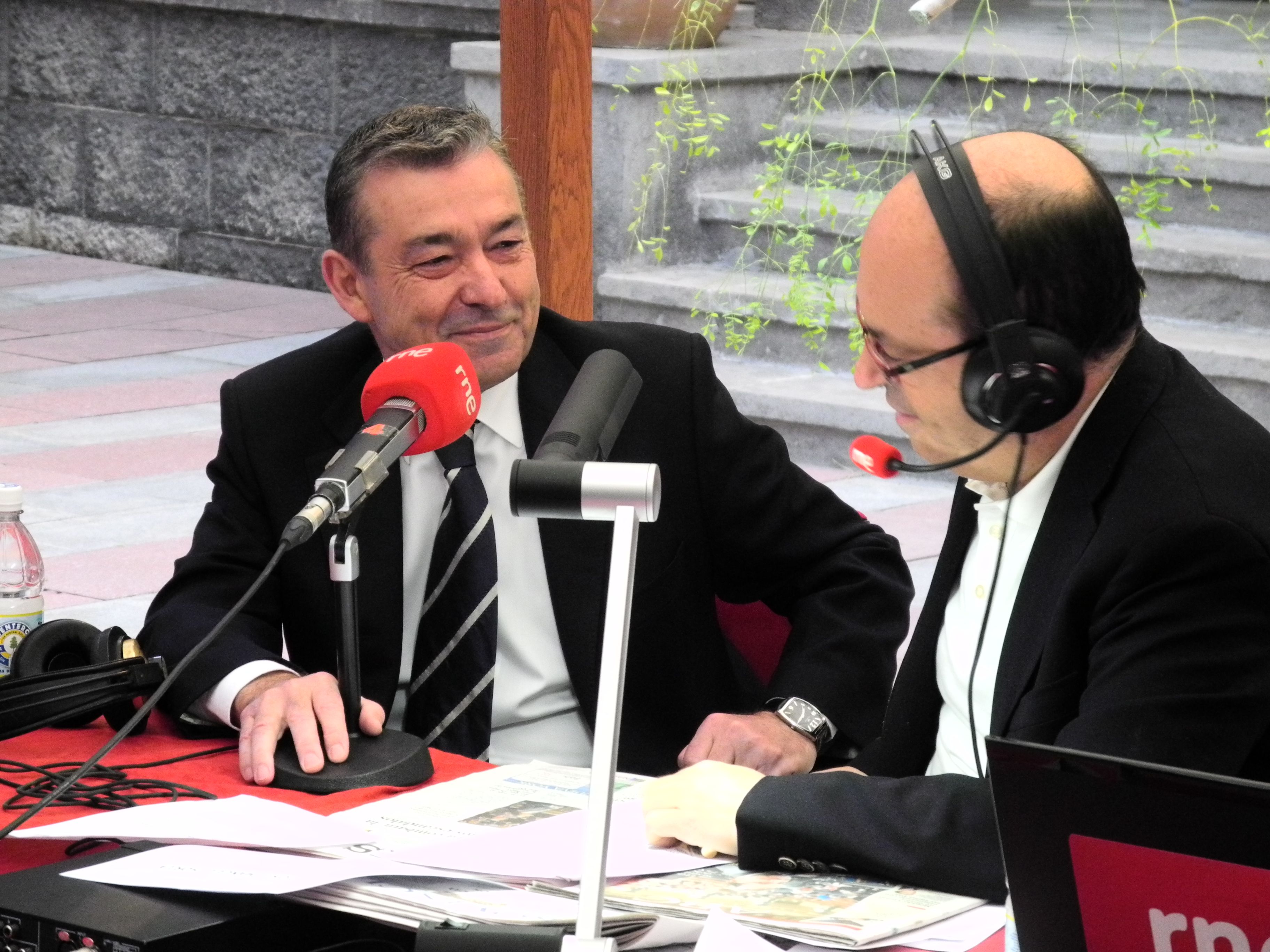 2.	Paulino Rivero –Presidente del Gobierno de Canarias- entrevistado en el programa El día menos pensado de RNE en Casa África