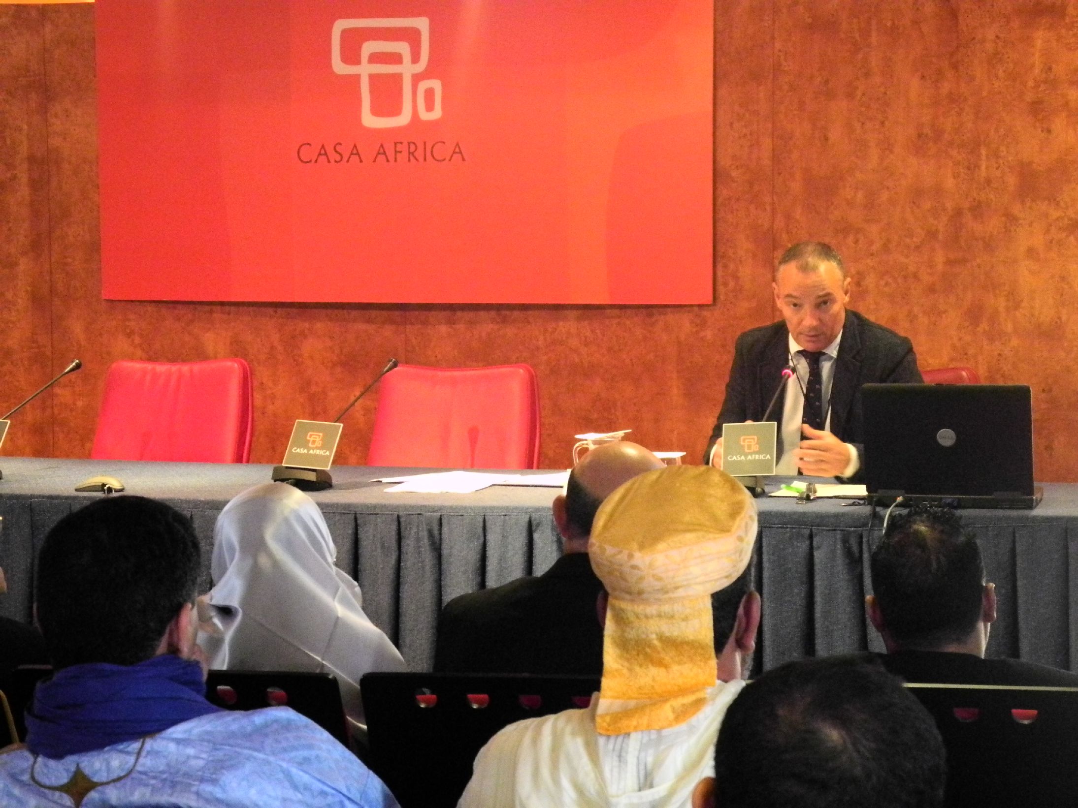 3. Intervención de Luis Padilla -Secretario General de Casa África- presentando las publicaciones de Casa África
