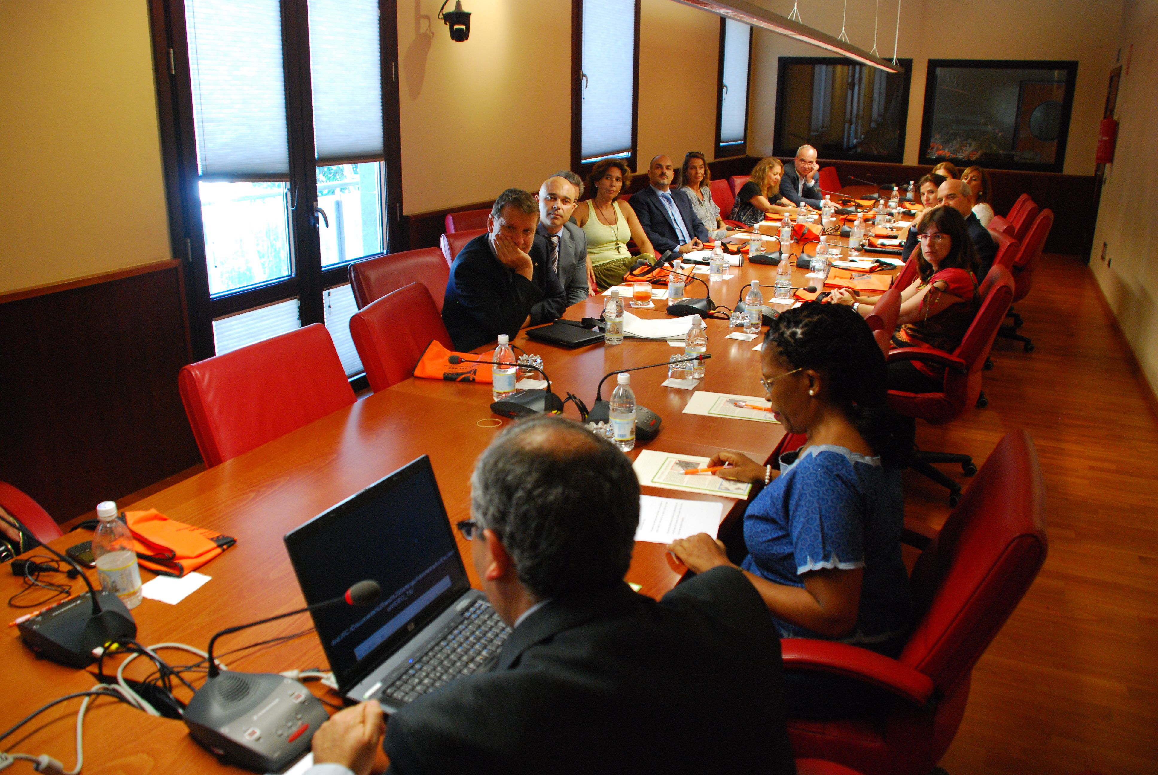 16. Imagen de la reunión por la visita de la Sra. Dña. Fikile Magubane, Embajadora de Sudáfrica en España, en Casa África