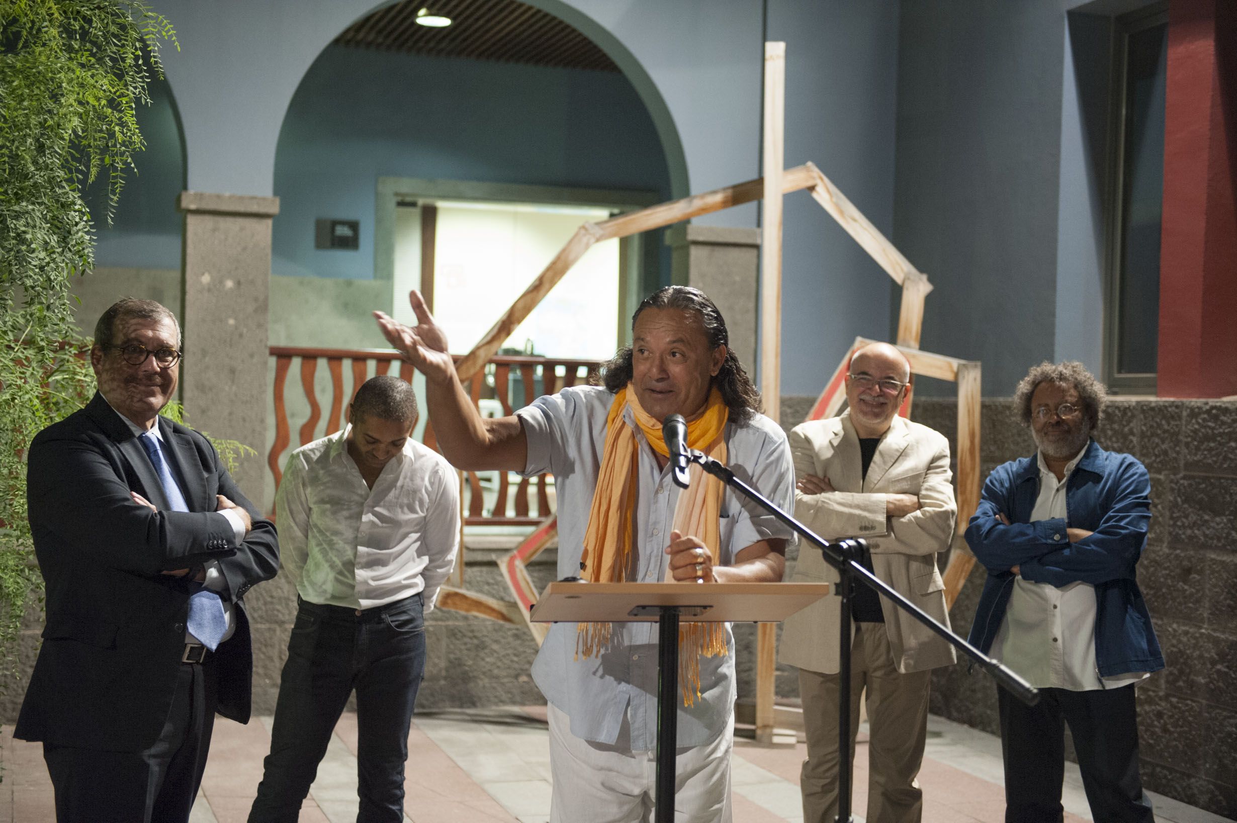 13. Presentación de la exposición Escena Caboverdiana en Casa África por el artista Tchalê Figueira