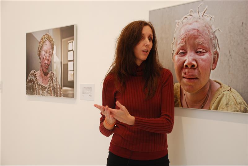 16. Imagen de la entrevista a Ana Yturralde, fotógrafa, en la exposición Albinos, a la sombra del sol en Casa África