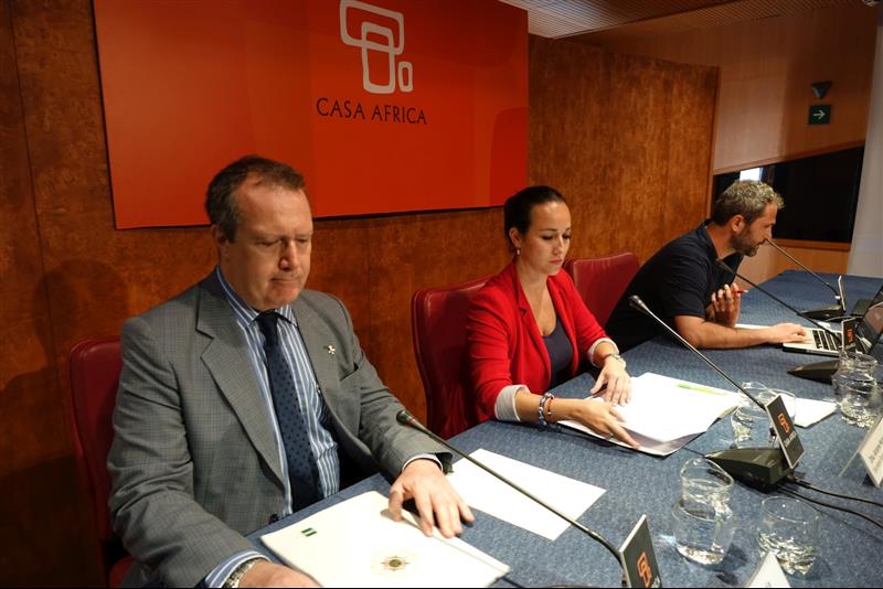 1. Imagen del acto África es Noticia: Nigeria celebrado en Casa África. De izq. a dere.: Carlos Echeverría , Arianne Hernández y Xavier Aldekoa