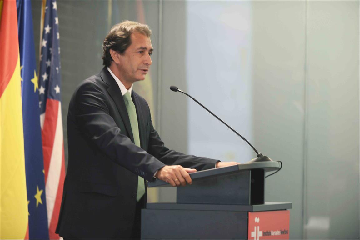 5. Imagen de la presentación del acto de Luis Padrón -Director General de Casa África-