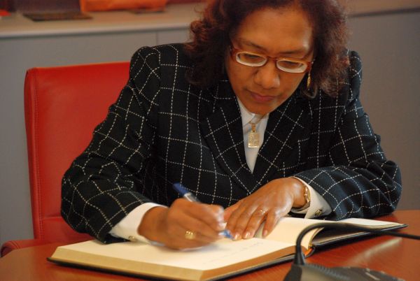 La ministra de Educación caboverdiana visita Casa África