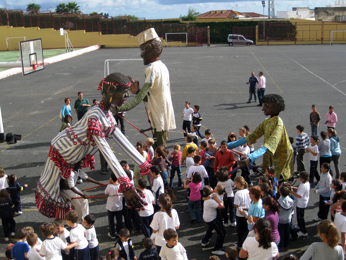 El Día Universal de la Infancia se celebra en Casa África con talleres para niños, un gran pasacalle con percusión y los títeres gigantes de Burkina Faso