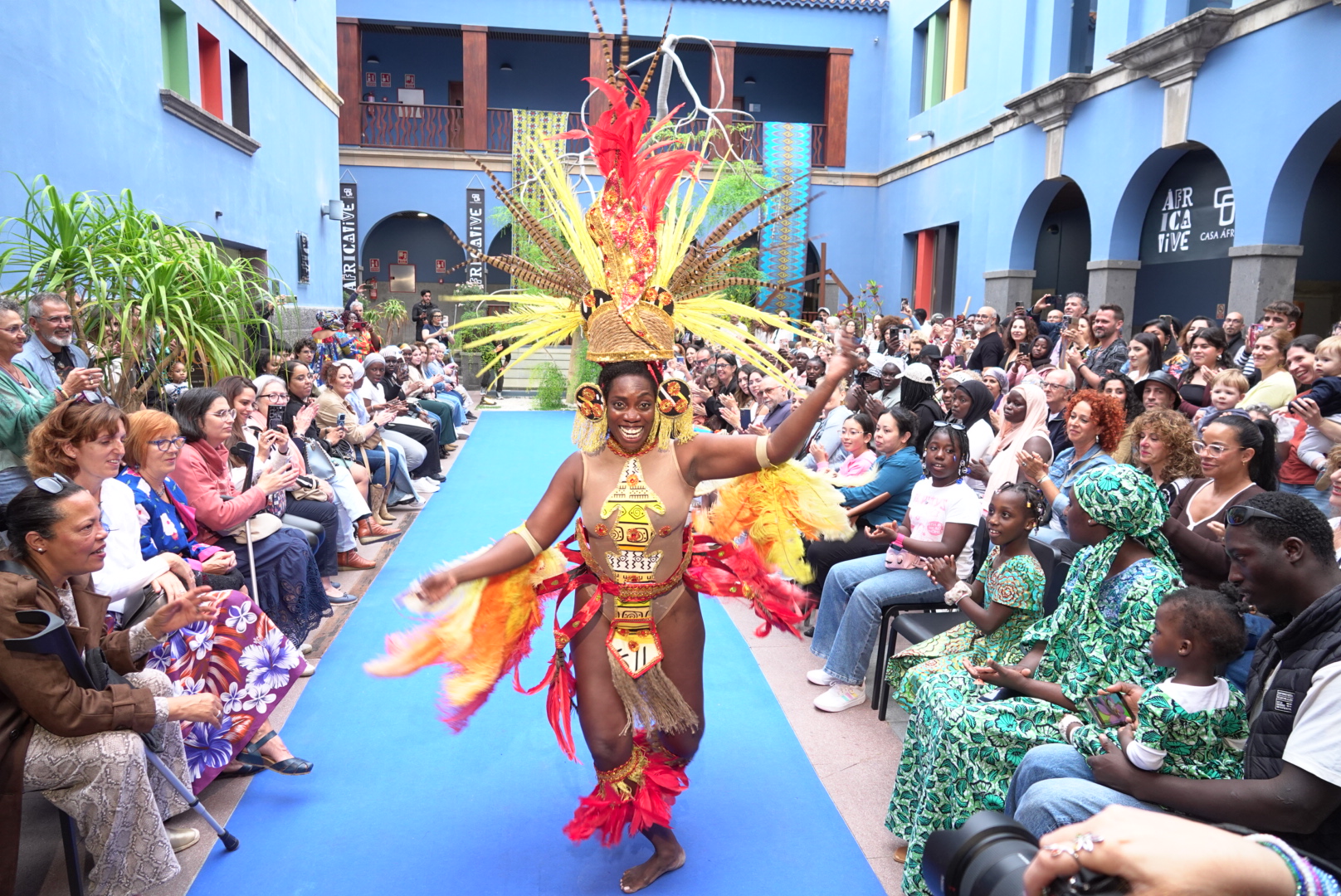 Casa África arranca con lleno de público las actividades de #ÁfricaVive con la pasarela de moda y el Market Place